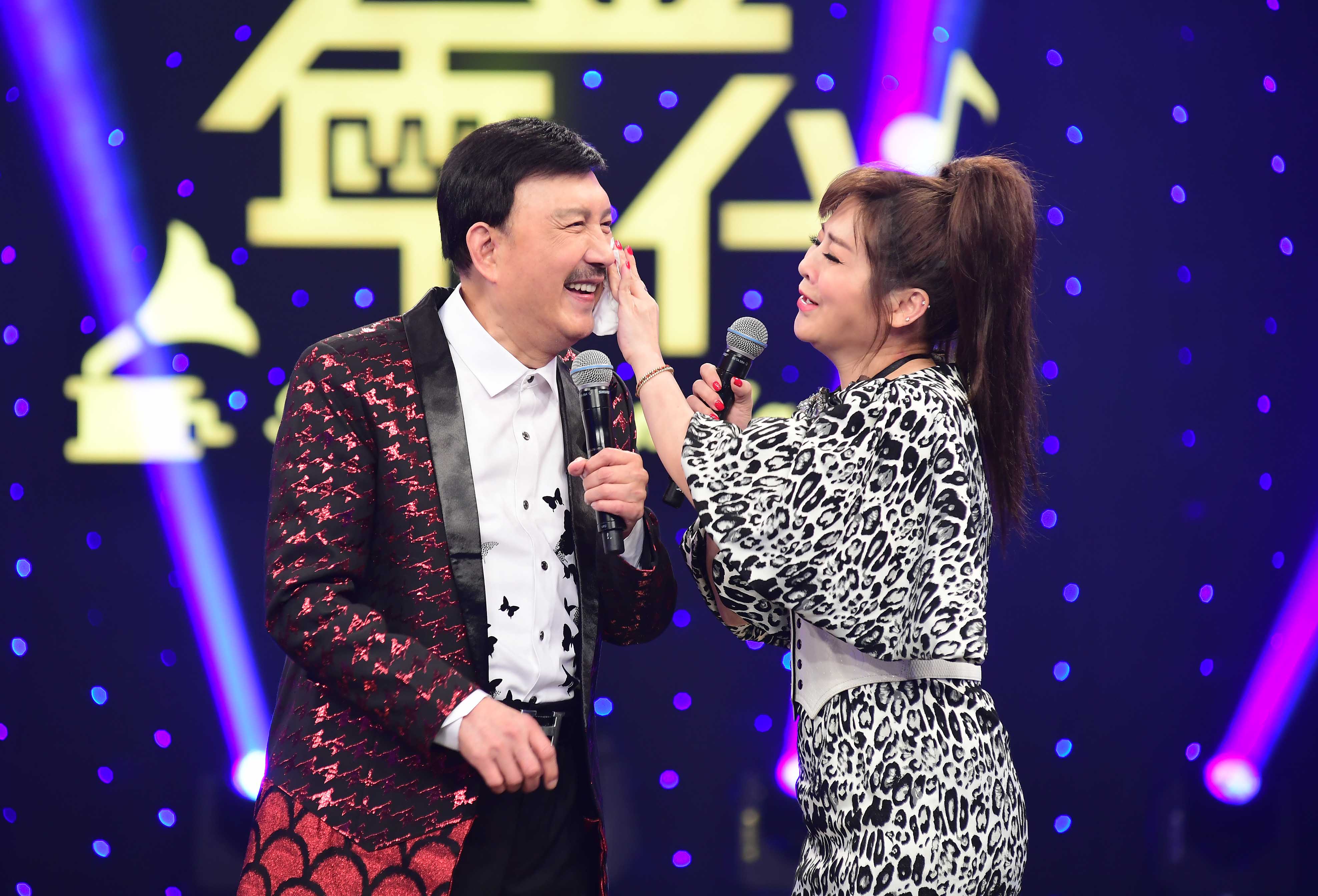 余天（左）今年年初罹癌還動手術，王彩樺在一旁安慰他。（華視提供）