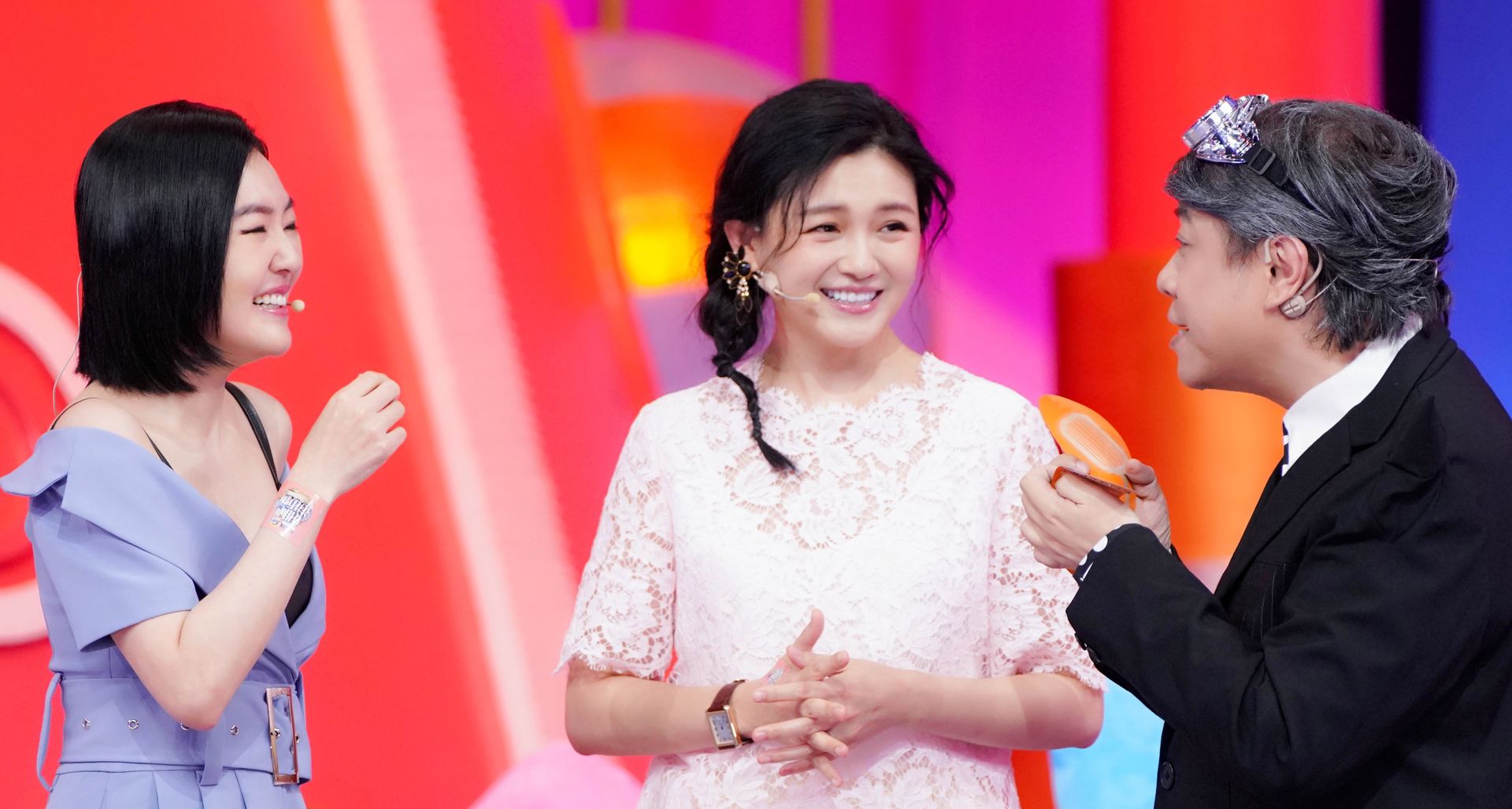 大S（中）自認對一雙兒女不會偏心，但小S（左）卻坦言長期冷落二女兒。（中天提供）