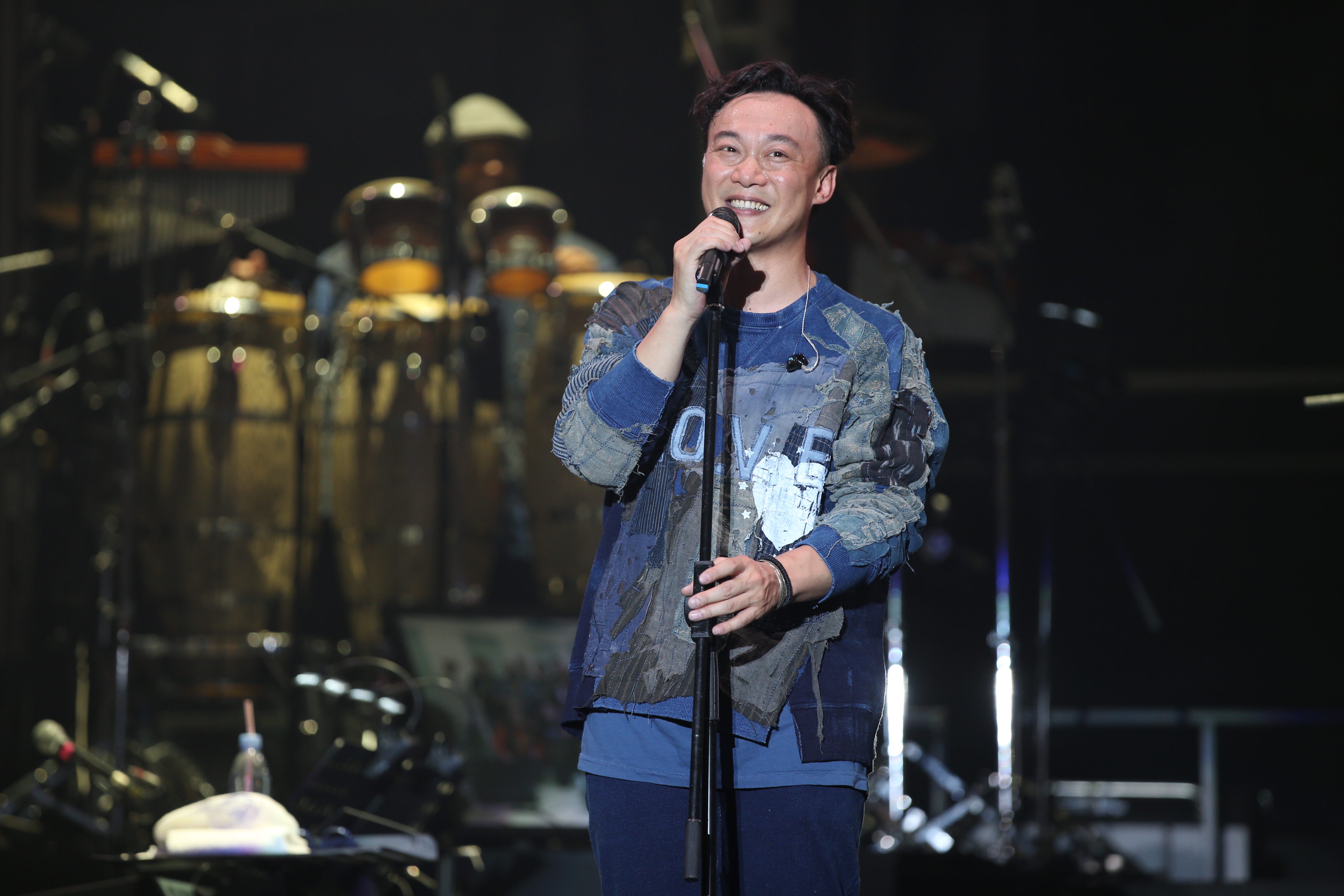 Eason and The Duo Band先後帶來多組歌曲的舞台，當中包括收錄在大碟《L.O.V.E.》內的全部11首作品。（環球提供）