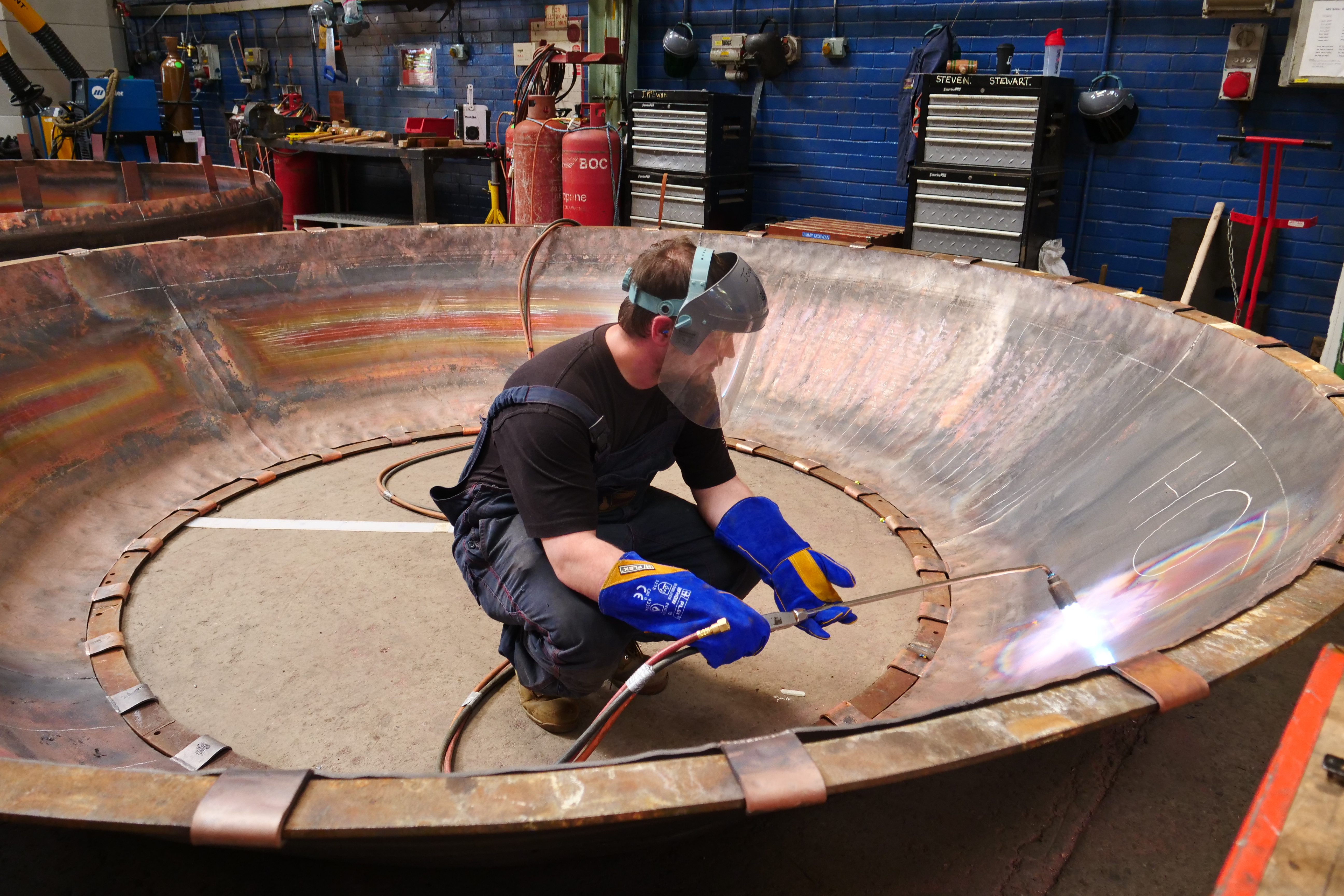 工匠在鍛敲蒸餾器組件之前，必須先加熱使銅軟化以免碎裂。