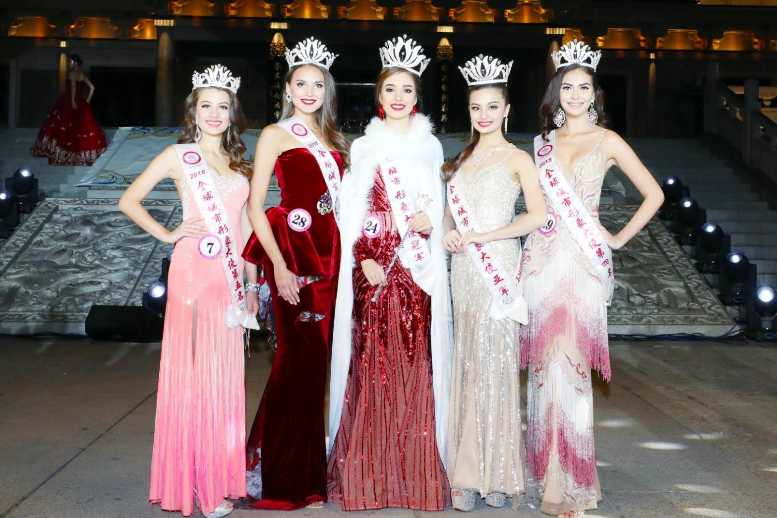 來自墨西哥杜拉哥市的Giselle Nuñez（中）拿下冠軍，亞軍是來自台灣的李棠霓（右二），季軍是來自俄羅斯莫斯科市的 Kamilla Khusainova（左二），第四名和第五名分別由巴西美景市Jessica Porto （右一）和南非約翰內斯堡Genive Trimble（左一）獲得。（全球城市小姐選拔協會提供）