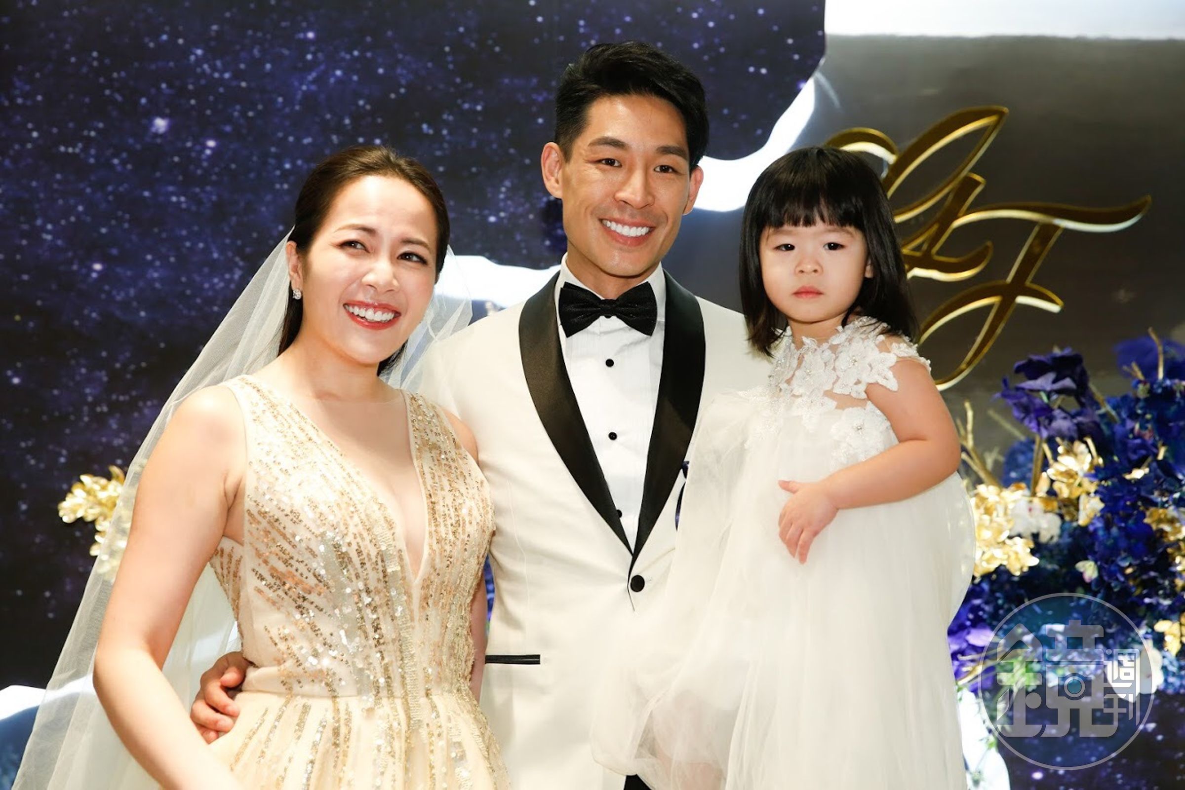 藍鈞天今晚補請婚宴，婚宴中處處可見他對老婆Fiona與女兒Riley的寵愛。