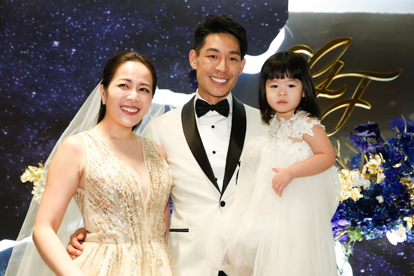 藍鈞天今晚補請婚宴，婚宴中處處可見他對老婆Fiona與女兒Riley的寵愛。