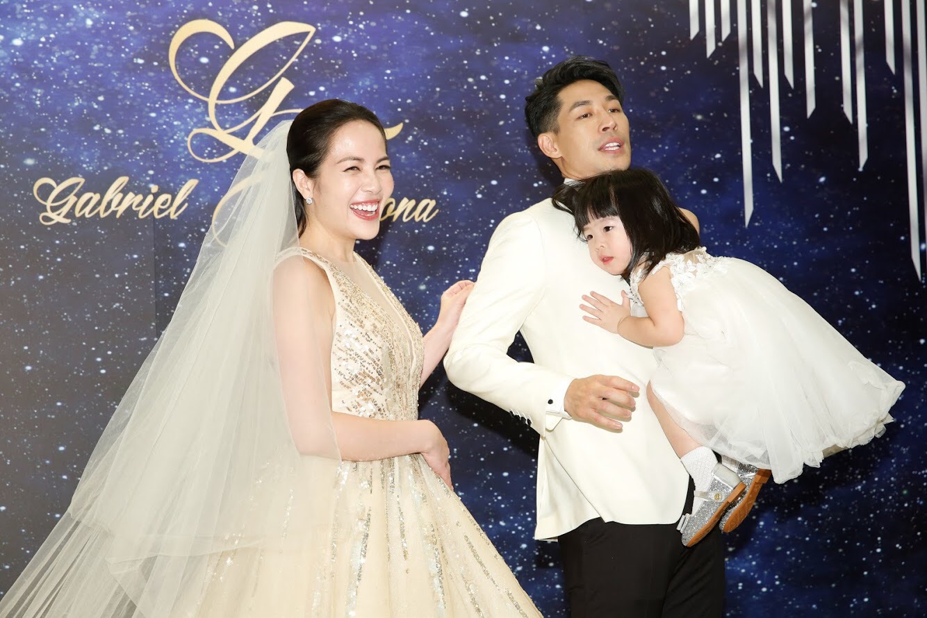 藍鈞天是女兒控，婚宴中女兒一直像無尾熊一樣黏著他。
