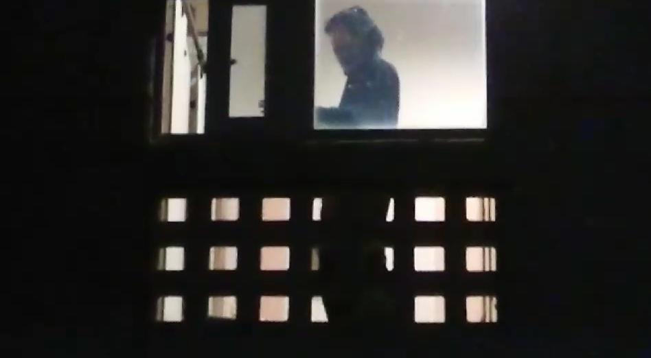 案發的教室鑑識人員正在採證,發現女研究生口中有抹布,雙手有勒痕,人被沙發壓住,研判窒息死亡。(警方提供)