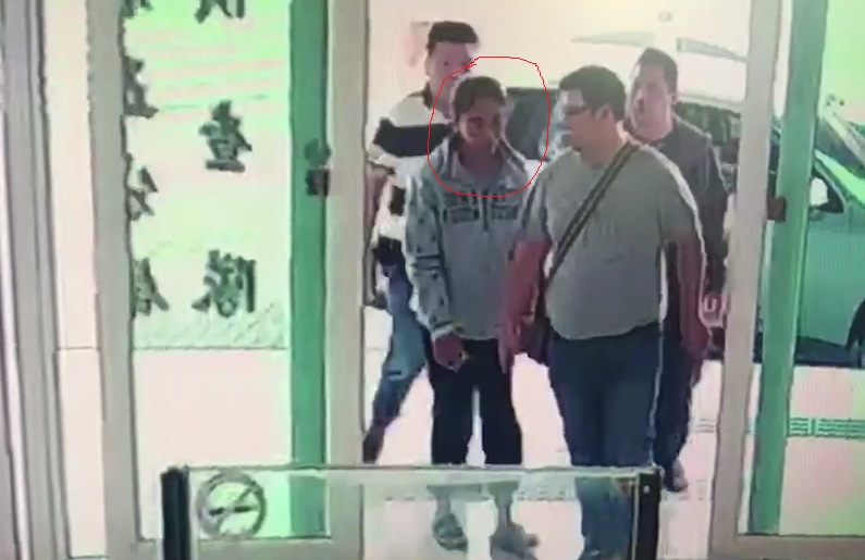涉嫌殺害成大女研究生的林姓清潔工（紅圈者）清晨遭警方逮捕，他坦承下手行兇。（警方提供）