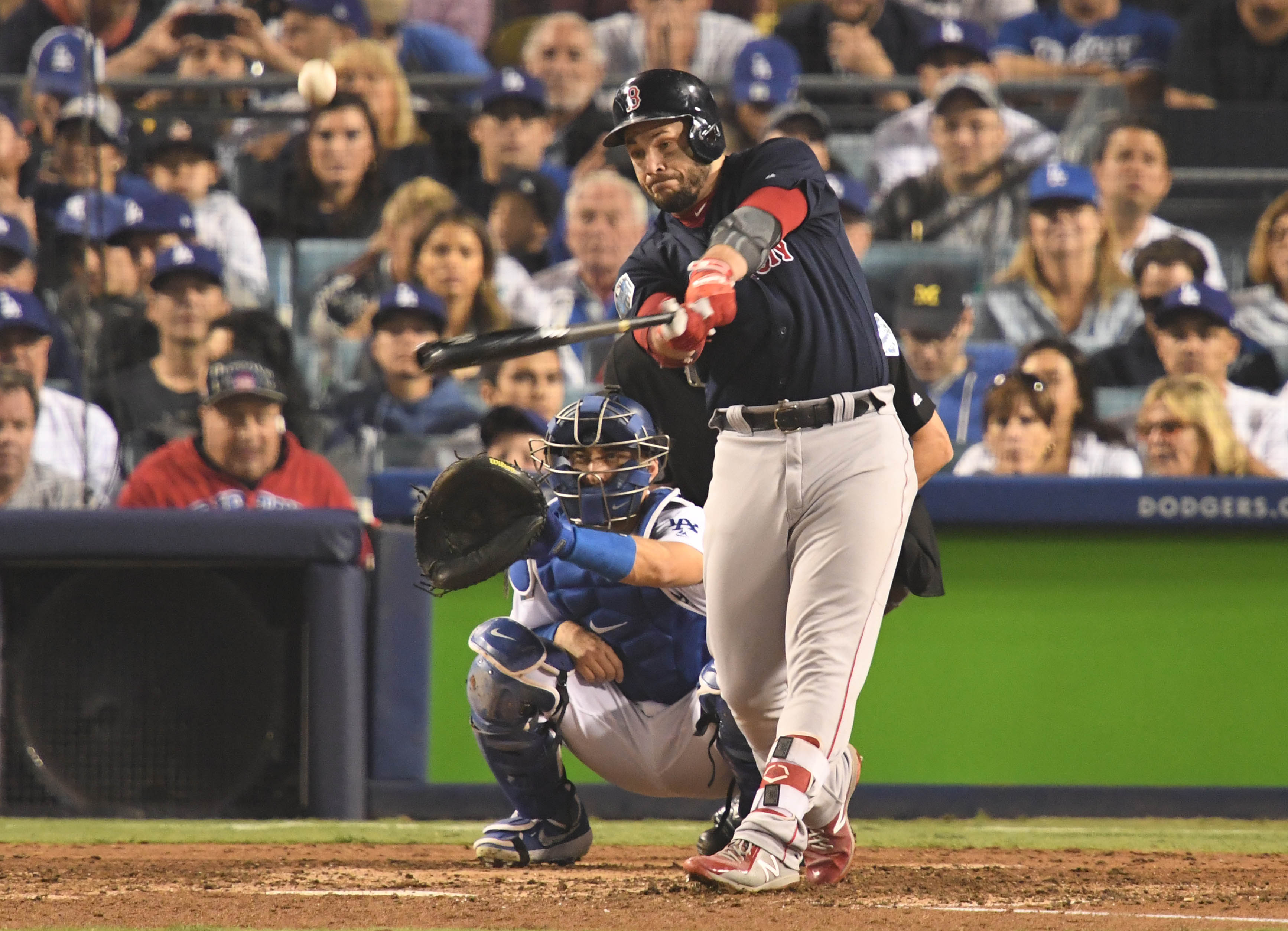 紅襪皮爾斯（Steve Pearce）擊出雙響砲，幫助紅襪以5比1擊潰道奇，奪下本季世界大賽冠軍金盃。（東方IC）