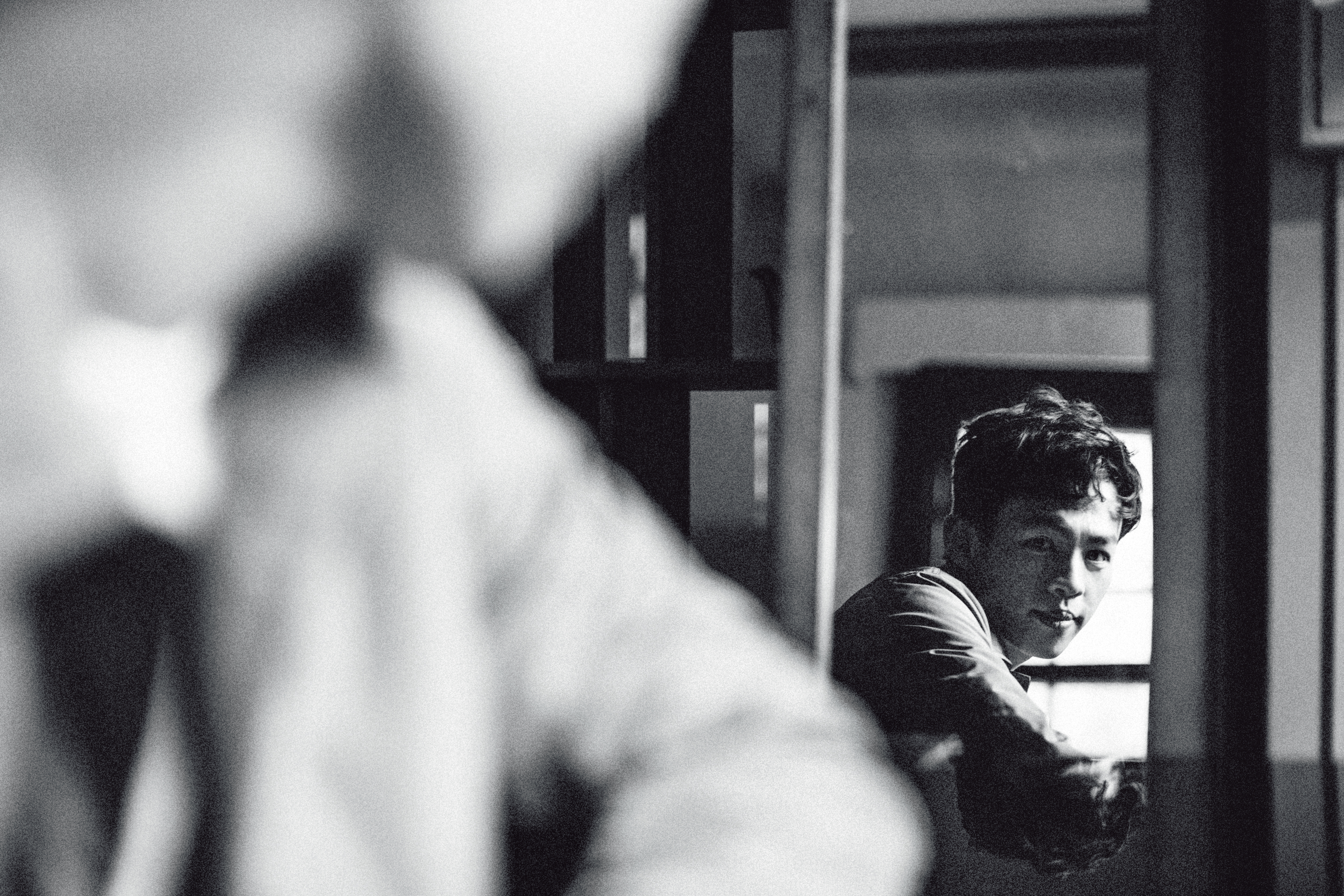 最近常對著鏡子練習風格化的演出方式，「說不定會失敗，說不定人家會覺得演得很做作」。但李鴻其不想待在舒適圈。