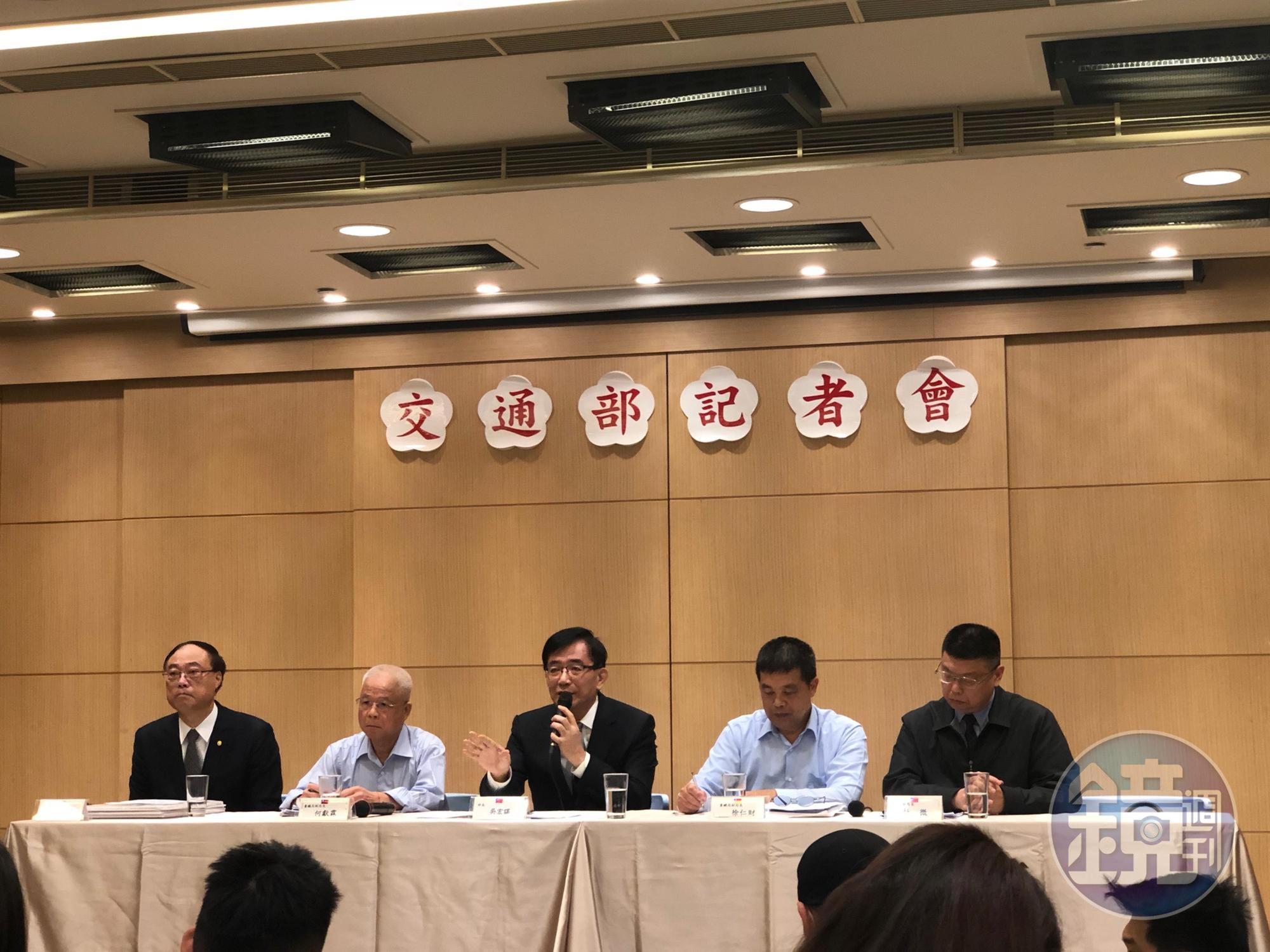 交通部長吳宏謀(左三)宣布,普悠瑪、太魯閣列車30日起改為「雙駕駛」,但遭質疑壓縮司機休息時間。