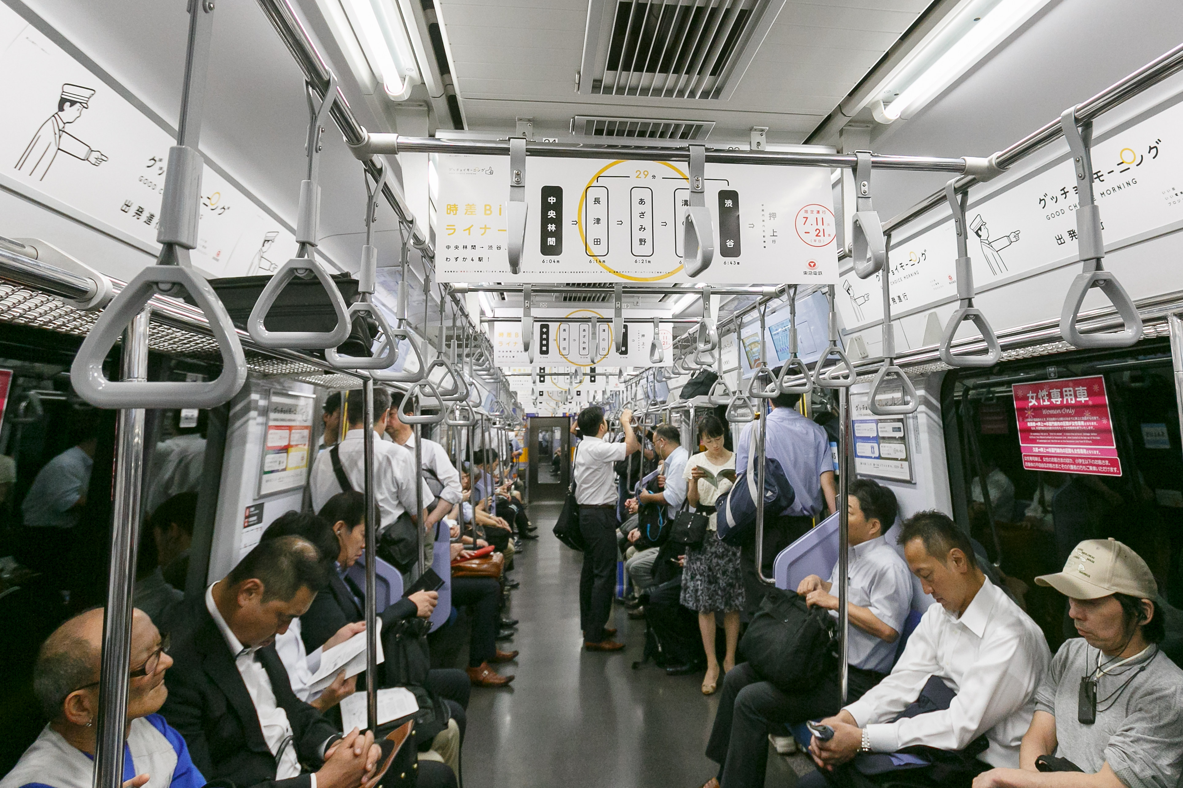 日本出現「空投癡漢」用手機傳送曝露照片，威脅女性乘客安全。圖為電車內示意圖，非當事人。（東方IC）