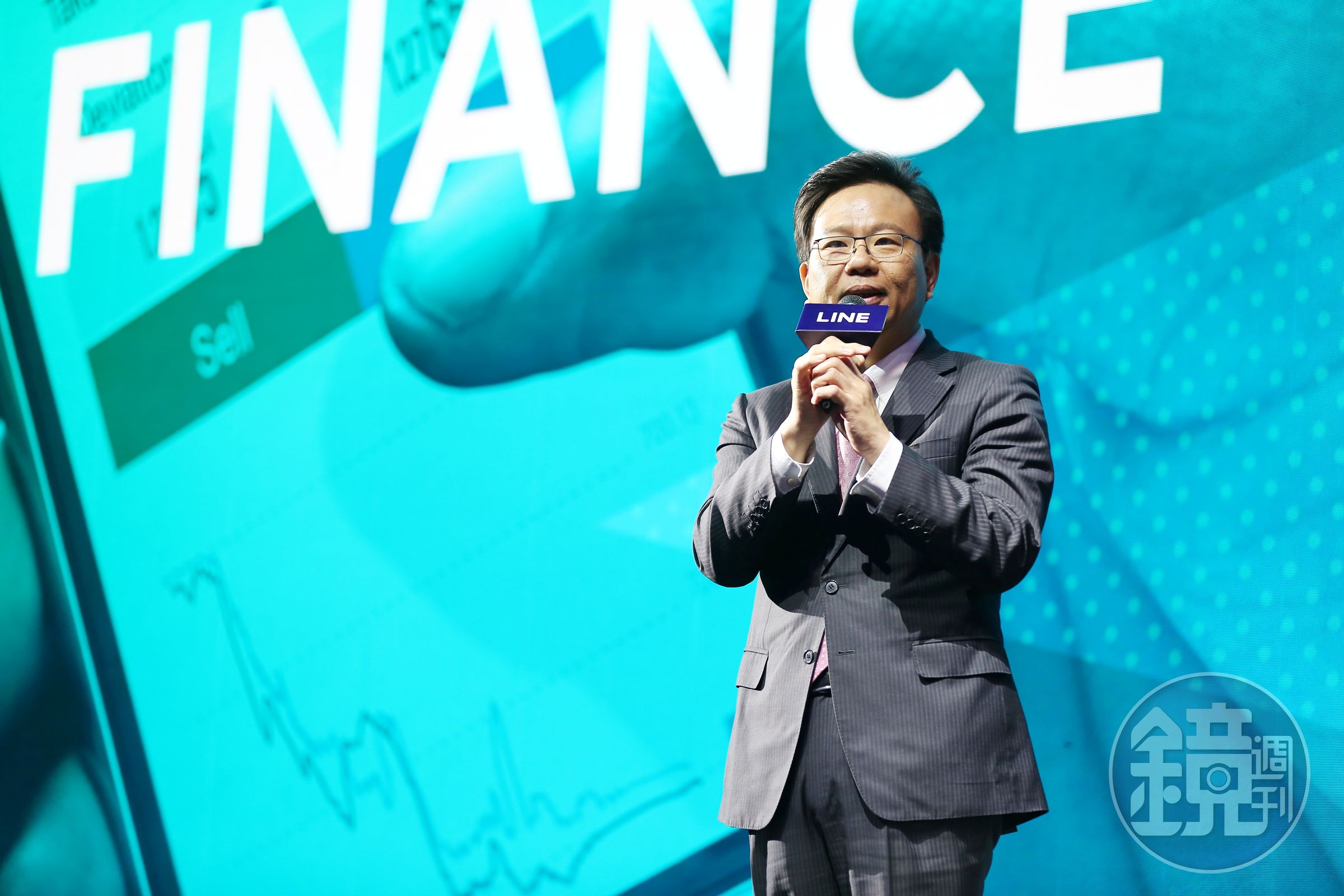 LINE爭取純網銀執照的操盤手劉奕成請辭，引起市場震撼。