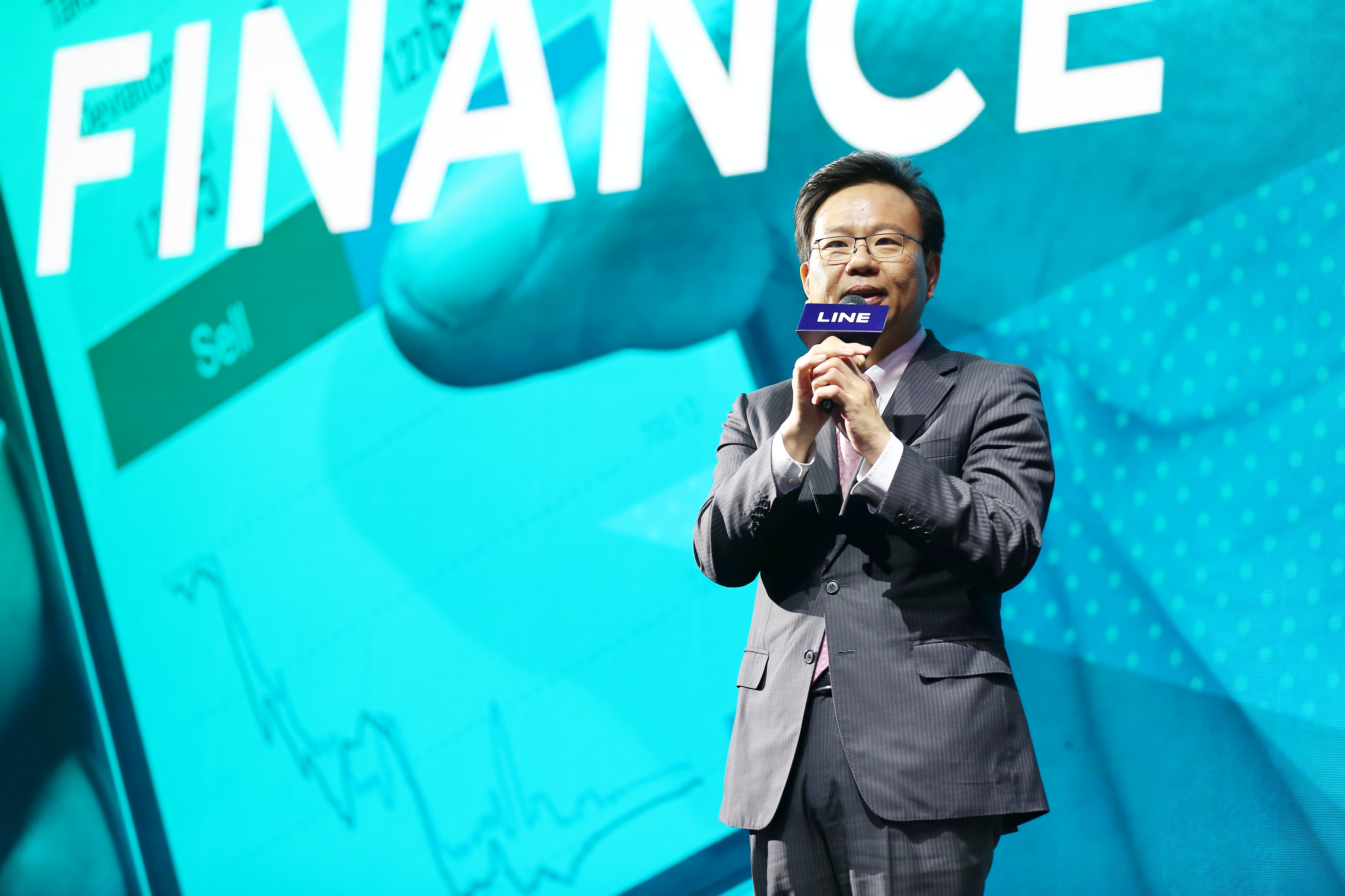 LINE爭取純網銀執照的操盤手劉奕成請辭，引起市場震撼。