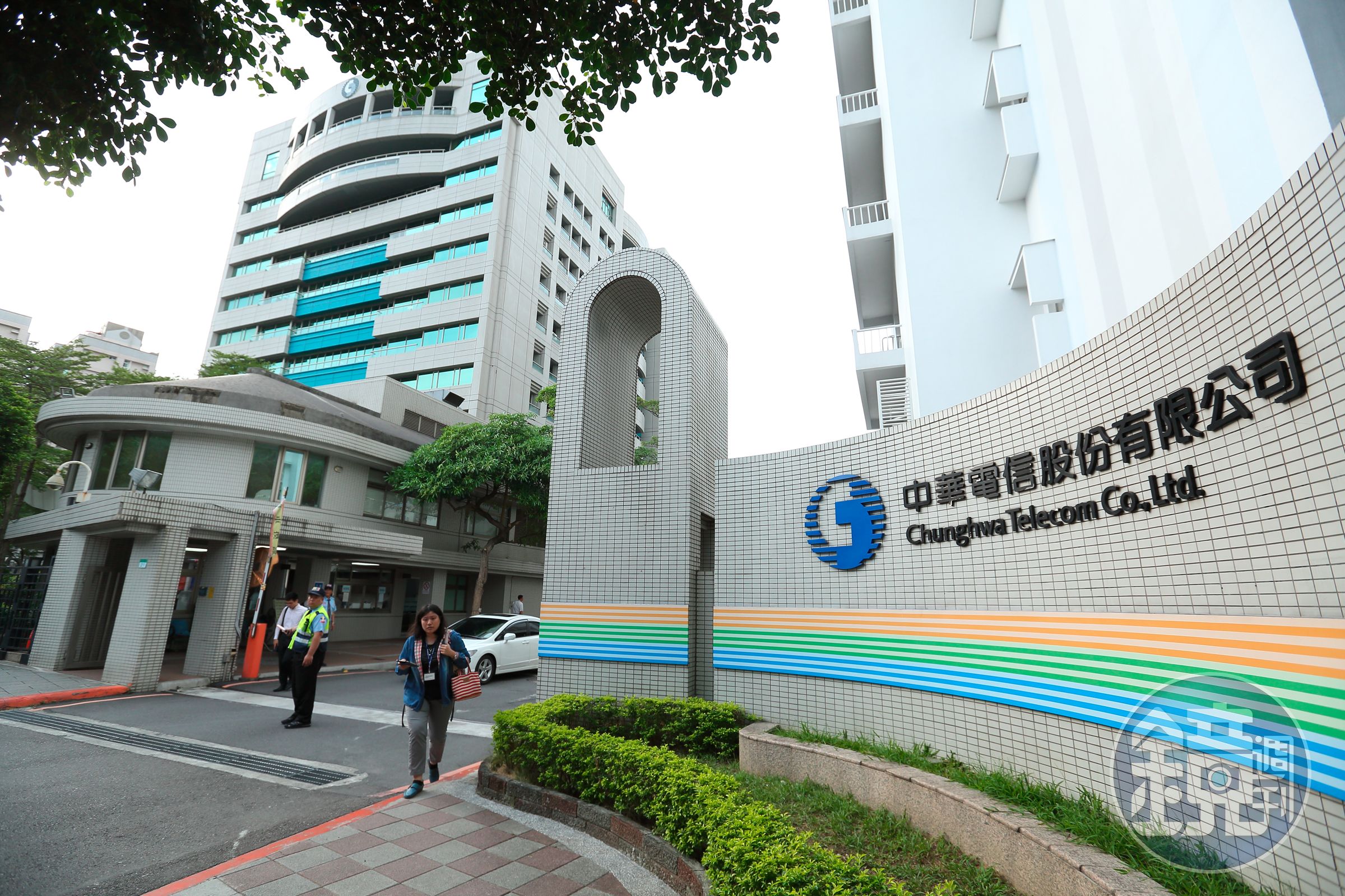 LINE公司氣氛相當詭異緊張，劉奕成底下的2名愛將李蘊恆、詹捷宇都已到中華電信任職。