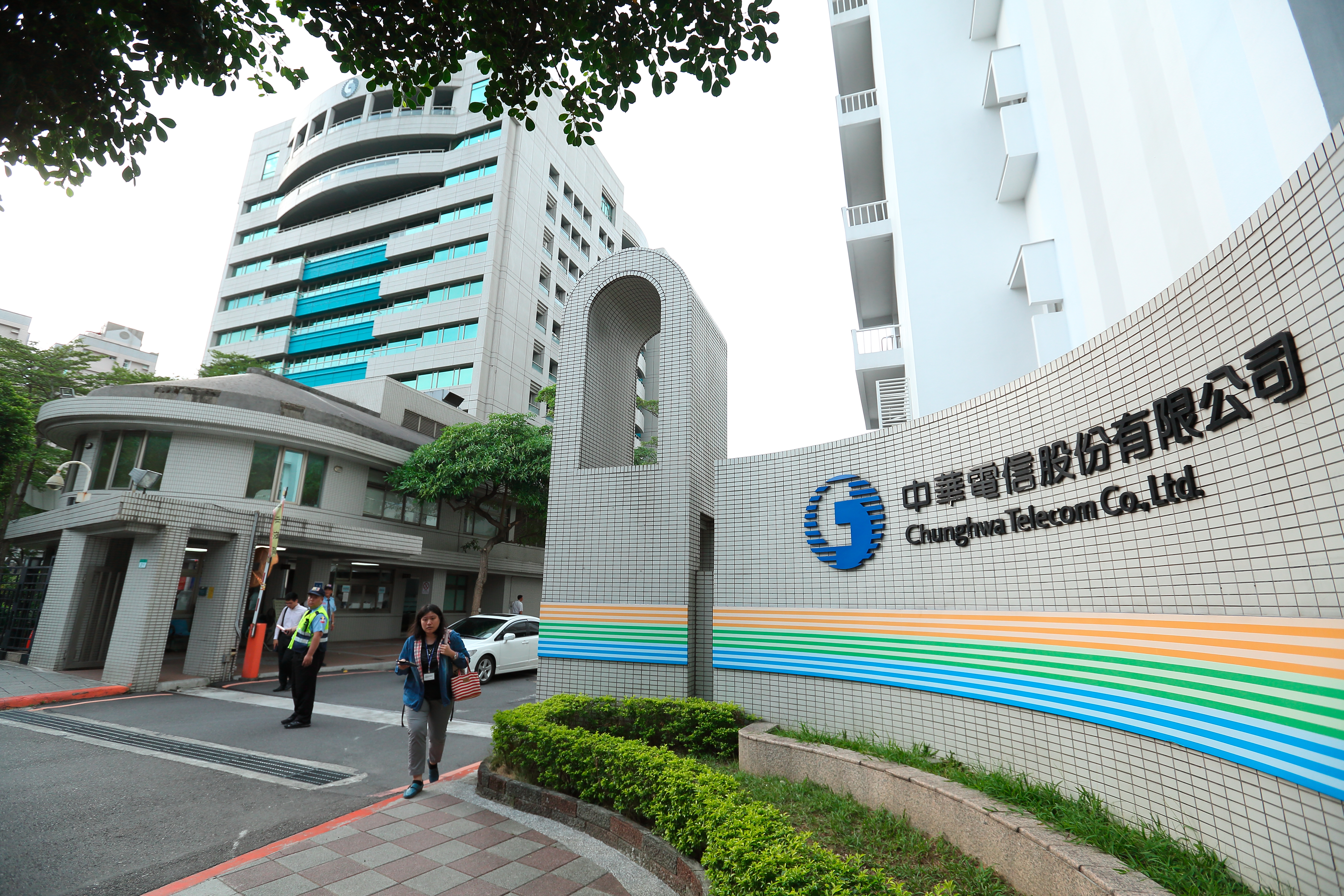 LINE公司氣氛相當詭異緊張，劉奕成底下的2名愛將李蘊恆、詹捷宇都已到中華電信任職。