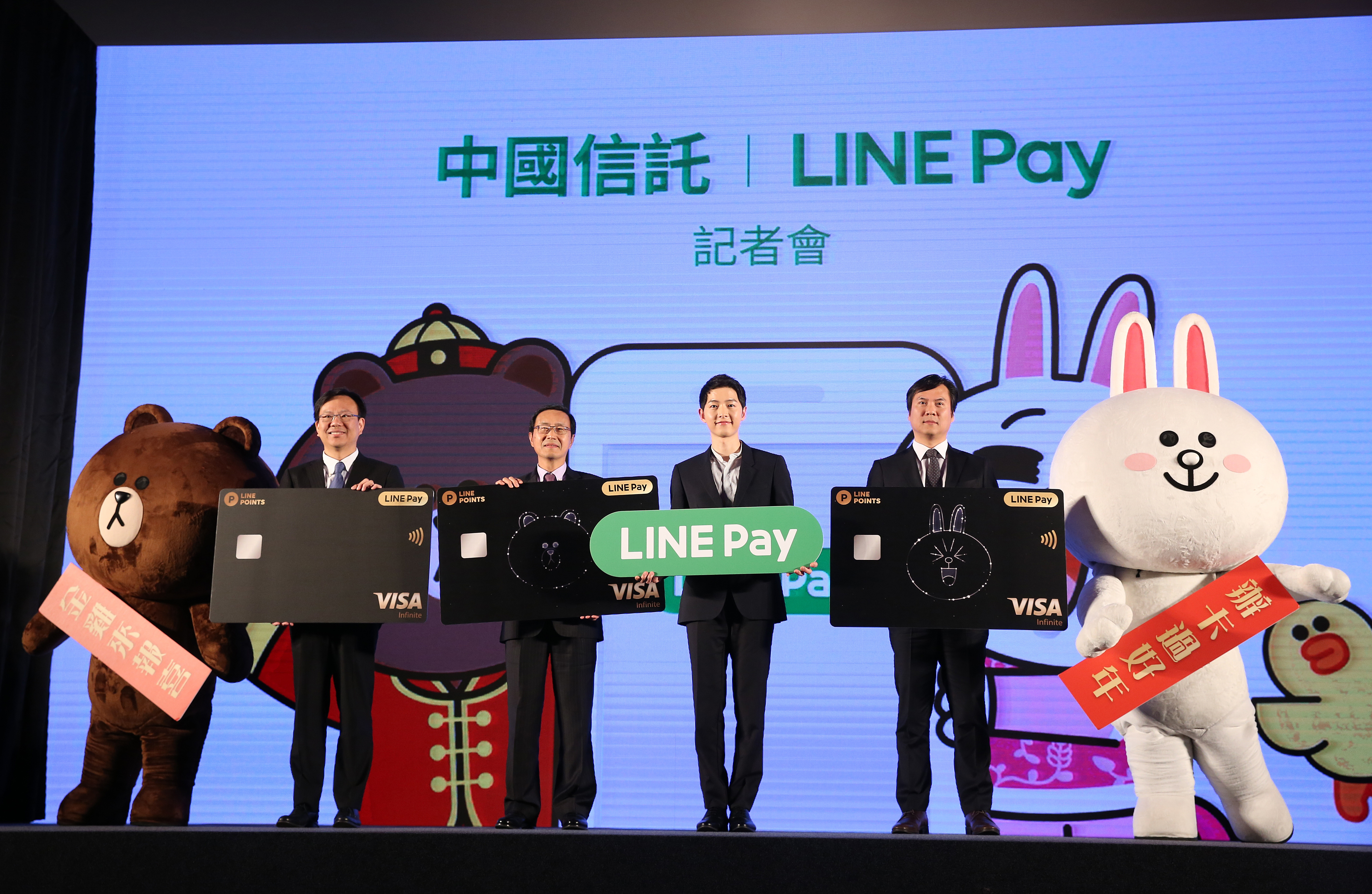 劉奕成在中信金時，為發行LINE Pay信用卡，曾4度赴韓訪LINE。