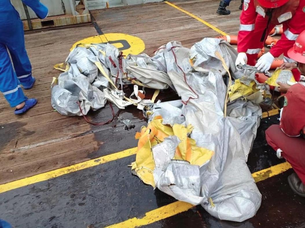 機上乘客與機組成員共有188人,目前發現部分機體殘骸,已緊急派出搜救隊救援。(翻攝自推特)
