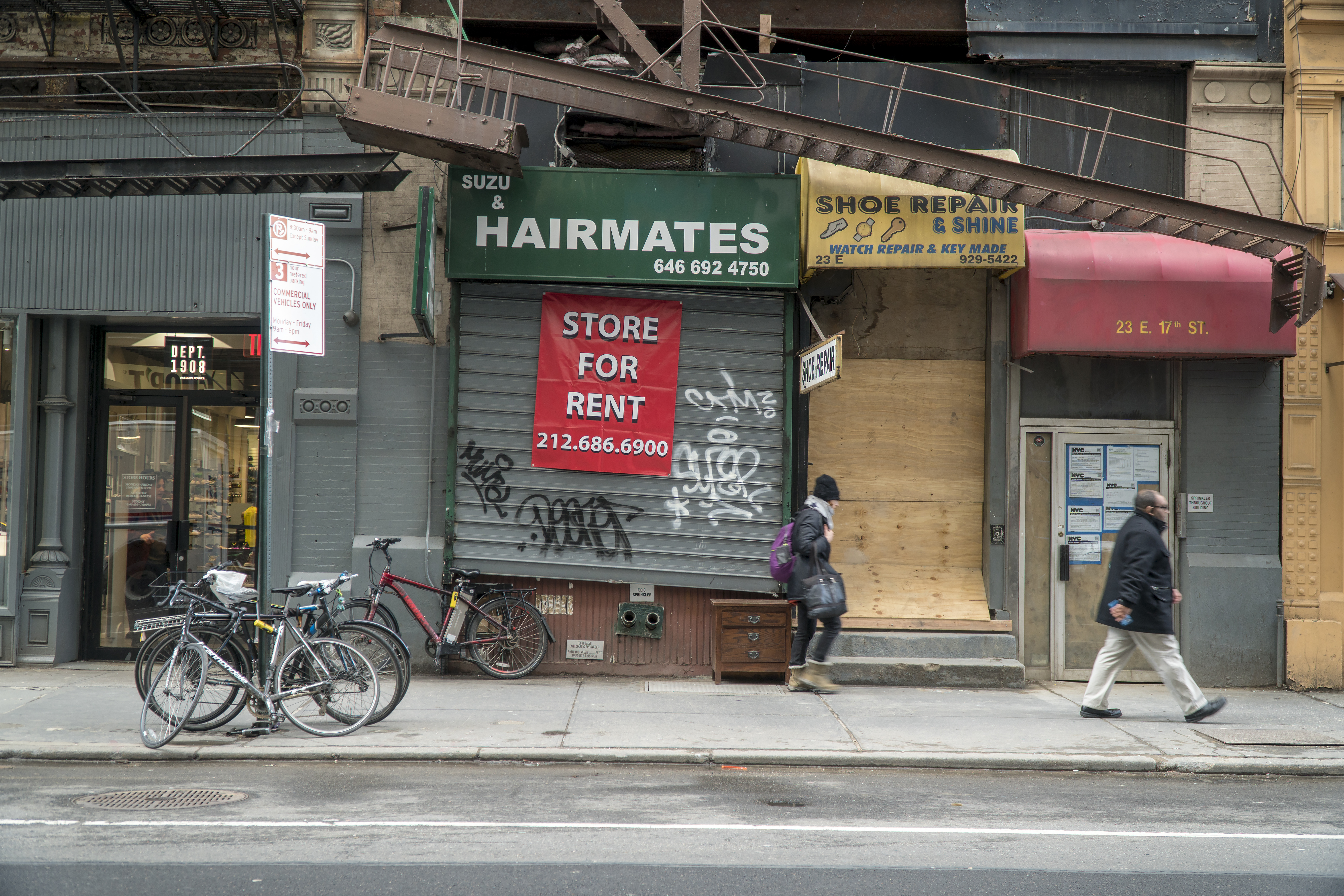 紐約閒置店面鐵門上遭人塗鴉。（東方IC）