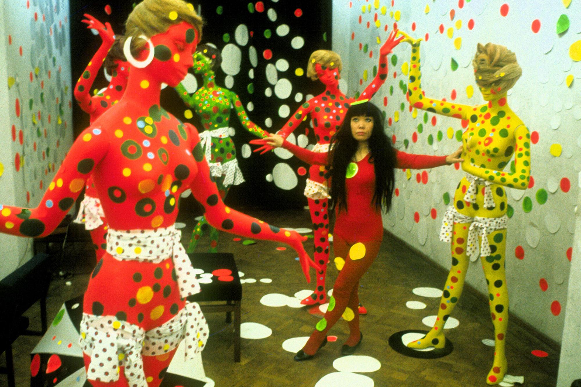 草間彌生是目前全球藝術作品拍賣價格最高的在世女藝術家,尤以圓點圖案的作品最為出名。(佳映提供)