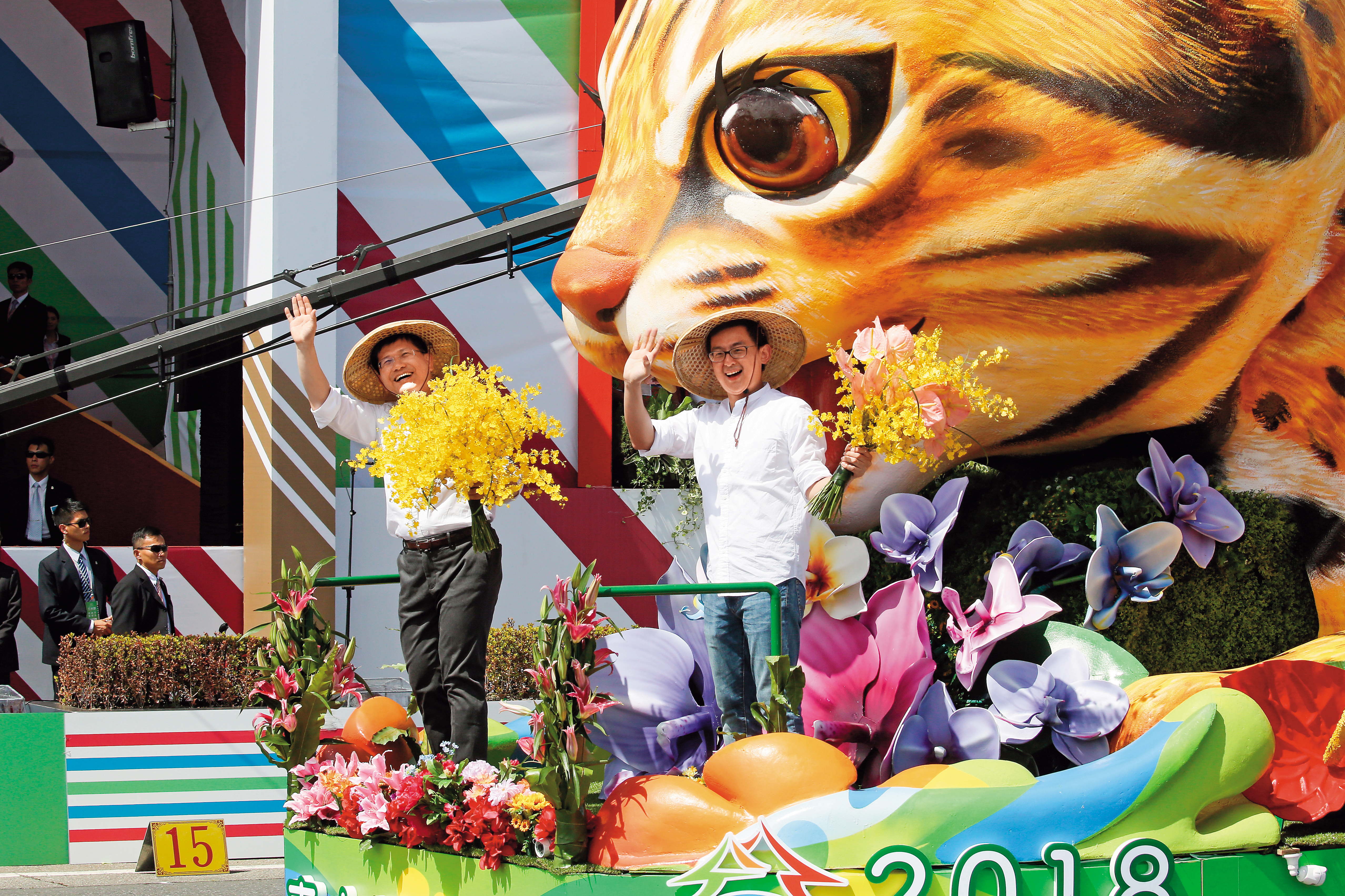 台中市長林佳龍讓台中花博成為首個因保育生態而冠名「世界」的博覽會。圖為林親自登上石虎國慶花車宣傳花博。