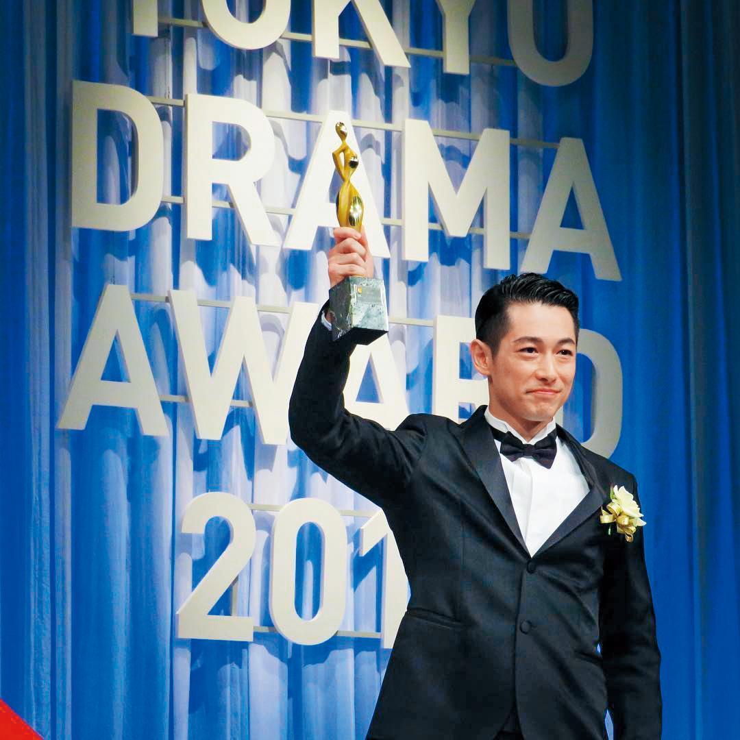 藤岡靛前年藉《阿淺》拿下東京日劇賞最佳男配角,他也被稱作「逆輸入奇蹟」。