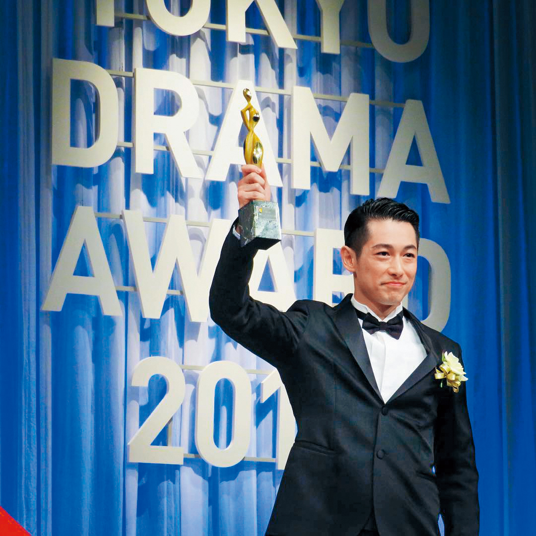 藤岡靛前年藉《阿淺》拿下東京日劇賞最佳男配角，他也被稱作「逆輸入奇蹟」。