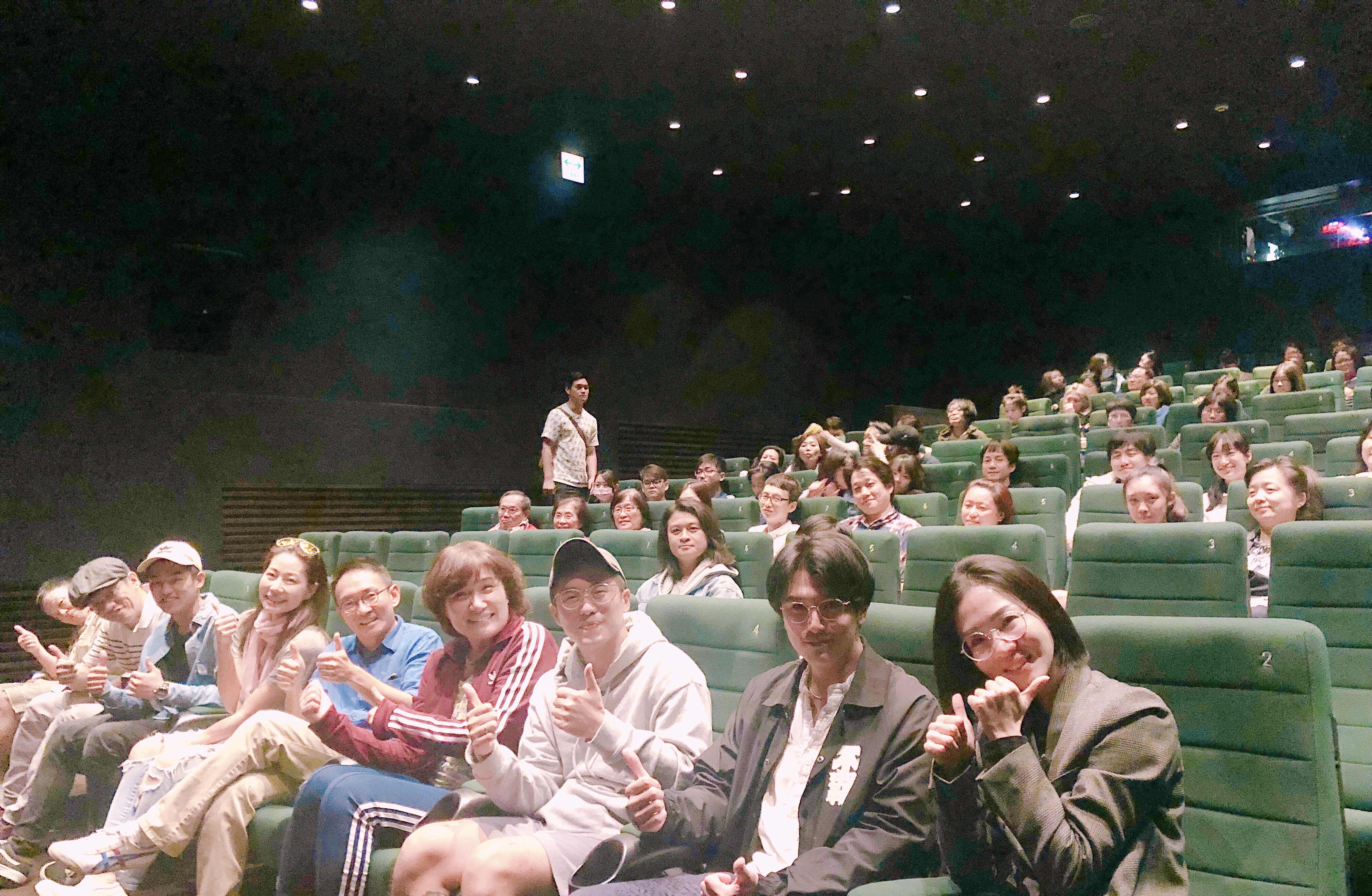 徐譽庭（右4）包場，邱澤（右2）、謝盈萱（右1）都一起觀賞《幸福城市》（牽猴子整合行銷提供）