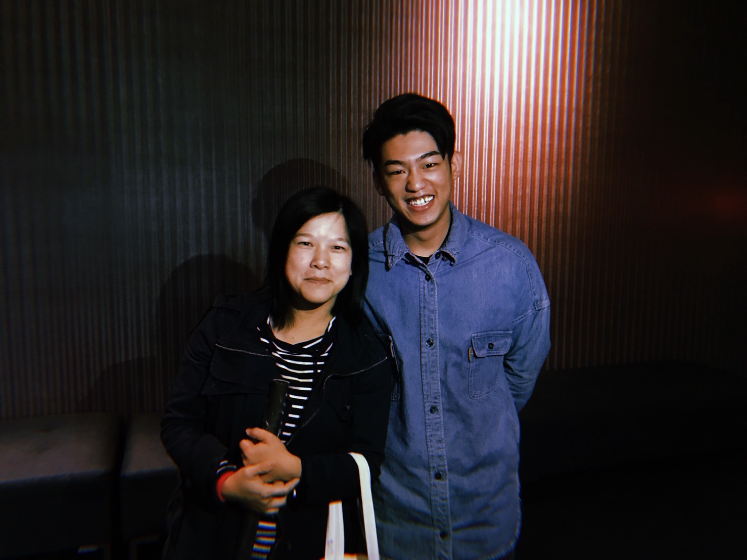 入圍新演員獎的謝章穎在電影院遇到鼓勵他演戲的老師。（牽猴子整合行銷提供）