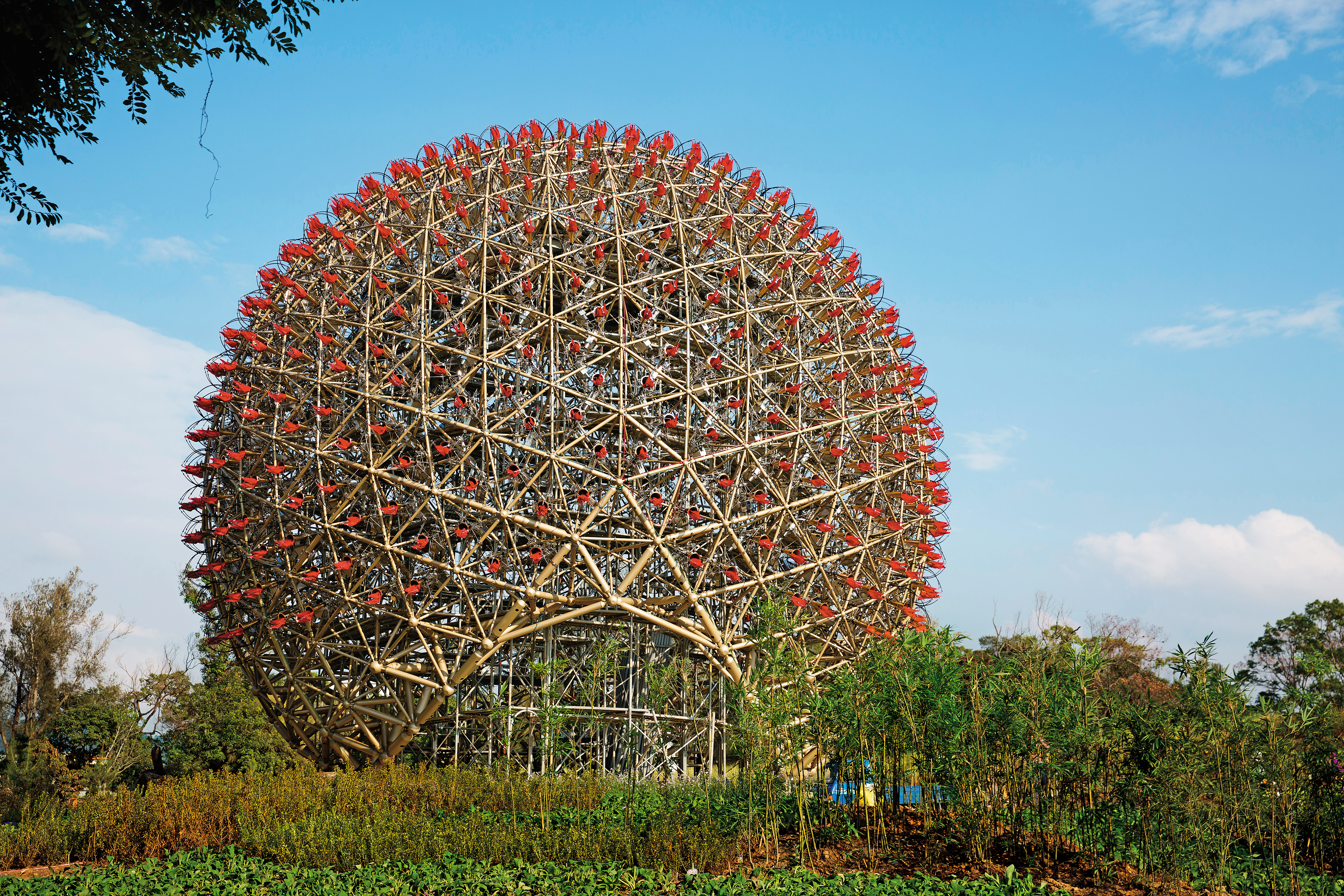 「聆聽花開的聲音」由世大運團隊「豪華朗機工」操刀，是地表上最大機械花。