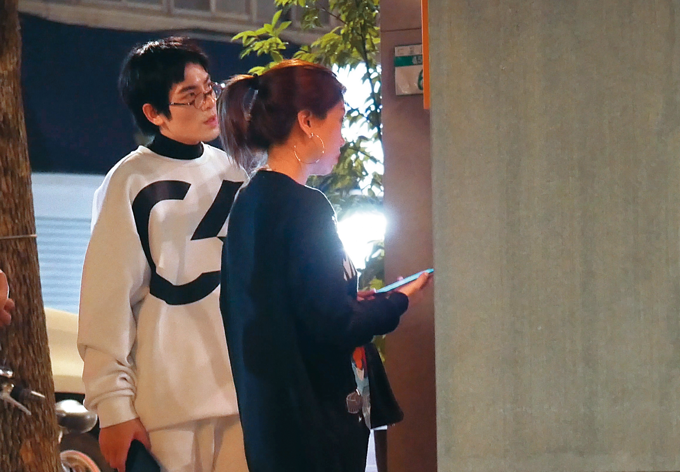 10/23 19：23 蕭敬騰（左）與經紀人Summer前往台北市仁愛路知名壽司店用餐，神情有些疲憊。