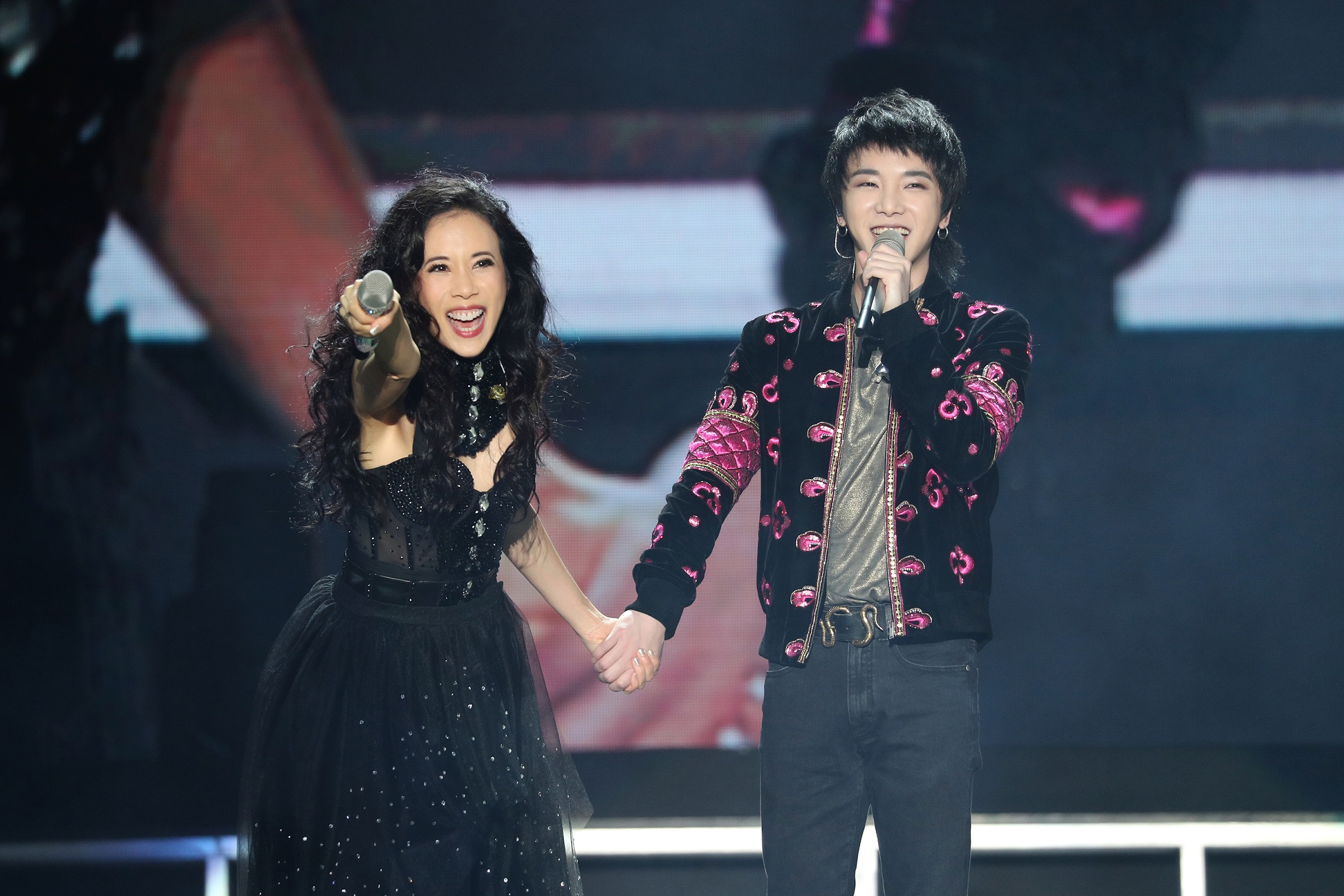 莫文蔚演唱會請出小鮮肉「花花」華晨宇助陣，合唱華晨宇寫給莫文蔚的〈半生緣（我們在這裡相遇）〉。（索尼提供）