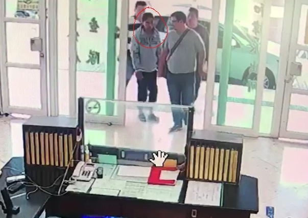 凶嫌林姓清潔工清晨被警方帶回，坦承殺害成大女研究生。（警方提供）