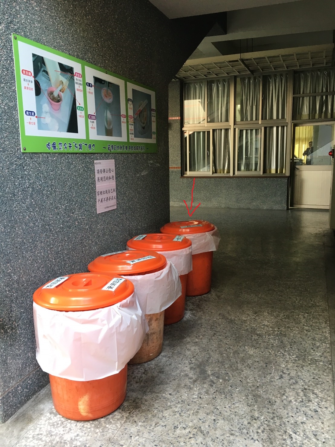 嫌犯帶著警方在走廊最裡面的垃圾桶找到死者拖鞋和一件不屬於死者的牛仔外套 。（警方提供）