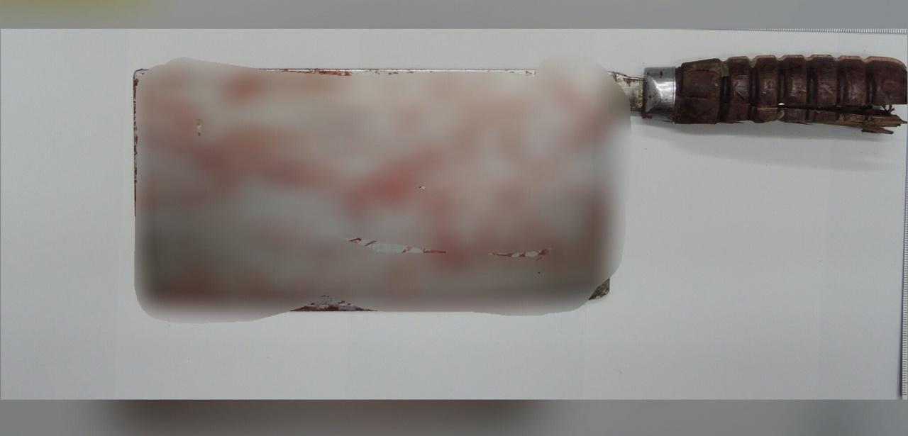 劉男不爽走路與趙男肢體碰撞，竟持菜刀欲追殺趙男。（翻攝畫面）