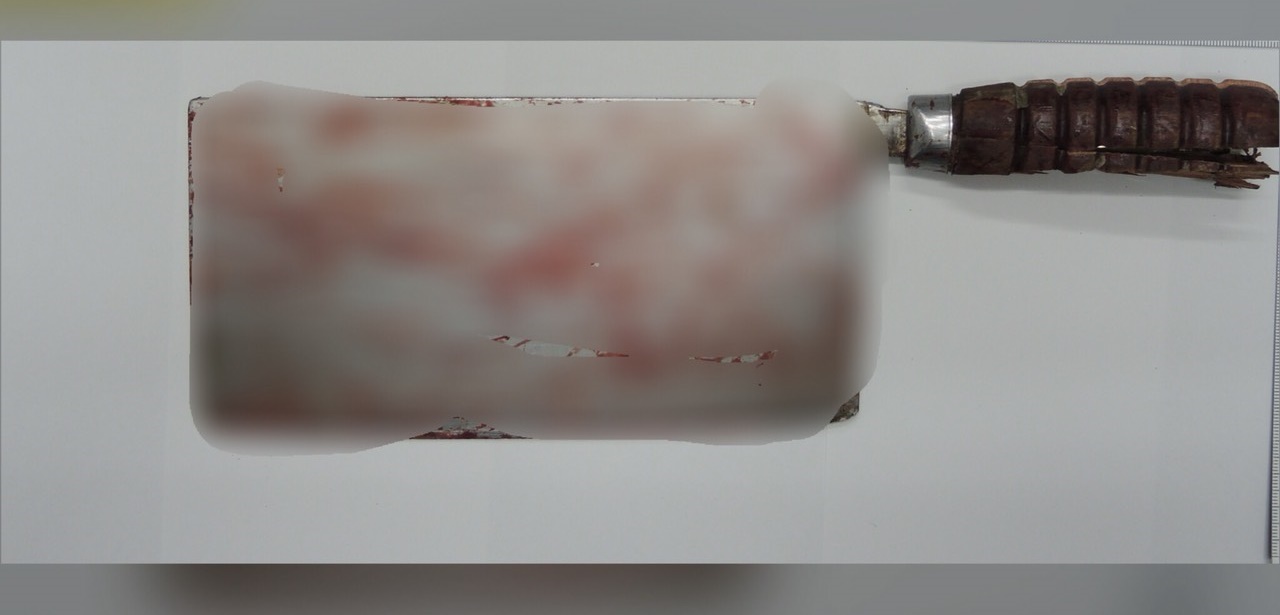 劉男不爽走路與趙男肢體碰撞，竟持菜刀欲追殺趙男。（翻攝畫面）