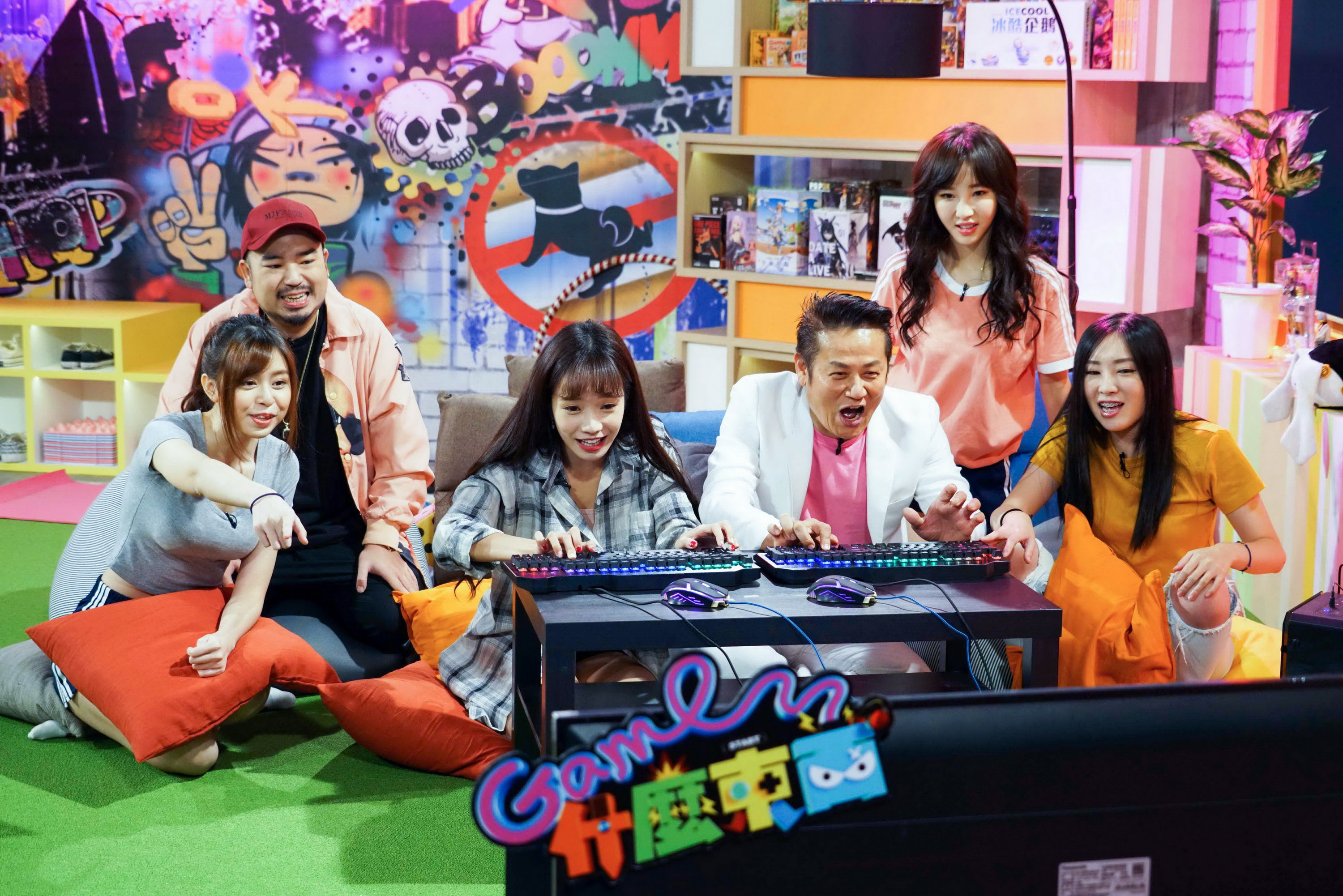 徐乃麟在瑀希、Rami、Kittie、大魚等正妹包圍中躍躍欲試，自嘲像在跟女兒打電動。（狼谷競技台提供）