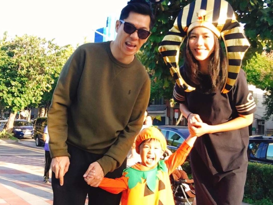 張家慧和老公帶兒子參加萬聖節活動，應景的幫寶貝兒子齊齊變裝，穿上超萌的南瓜裝。（周子娛樂）