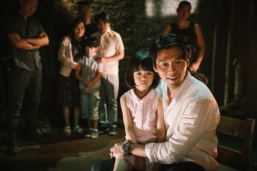 炫彬在《極智對決》中抱著小女孩唱童謠〈大象〉的場面，被網友選為「最具震撼力的經典場景」。（華聯國際提供）