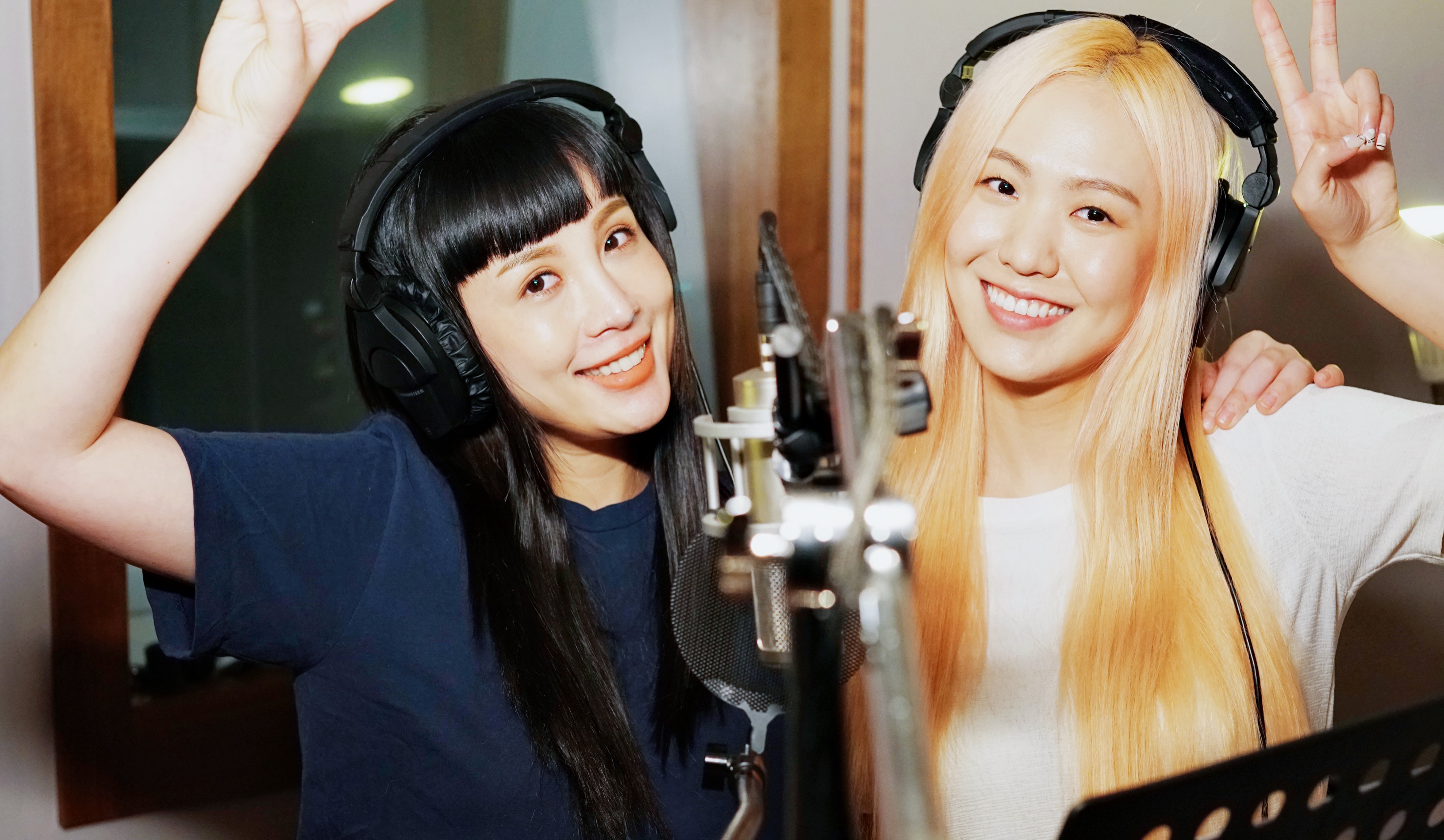 孫盛希（右）推出新專輯《希遊記》，首波主打〈我又不是女超人〉請出娃娃魏如萱合唱。（滾石提供）