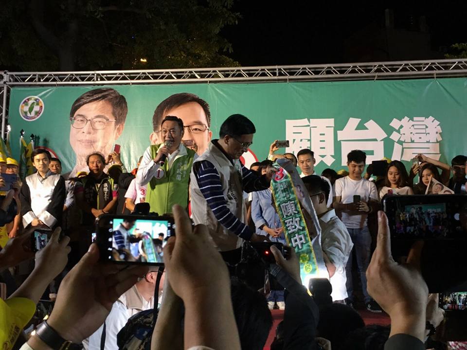 昨（29）日陳致中一度雙膝下跪，並接受父親陳水扁披上綵帶，瞬間將現場氣氛帶到最高潮。（翻攝自扁聯會粉專）