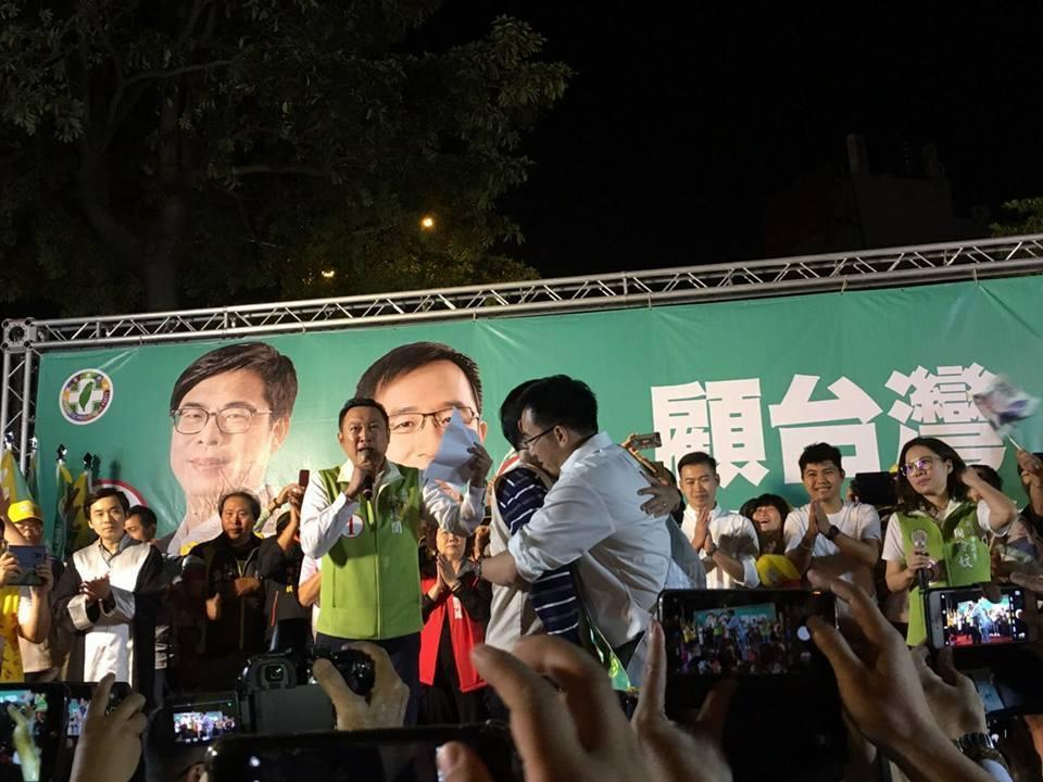 陳水扁昨(28)日「技巧性站台」突破限制,以上階代替上台,搭配錄製好的致詞影片,幫助兒子拉抬選情。(翻攝自扁聯會粉專)