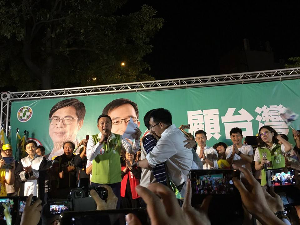 陳水扁昨(28)日「技巧性站台」突破限制,以上階代替上台,搭配錄製好的致詞影片,幫助兒子拉抬選情。(翻攝自扁聯會粉專)
