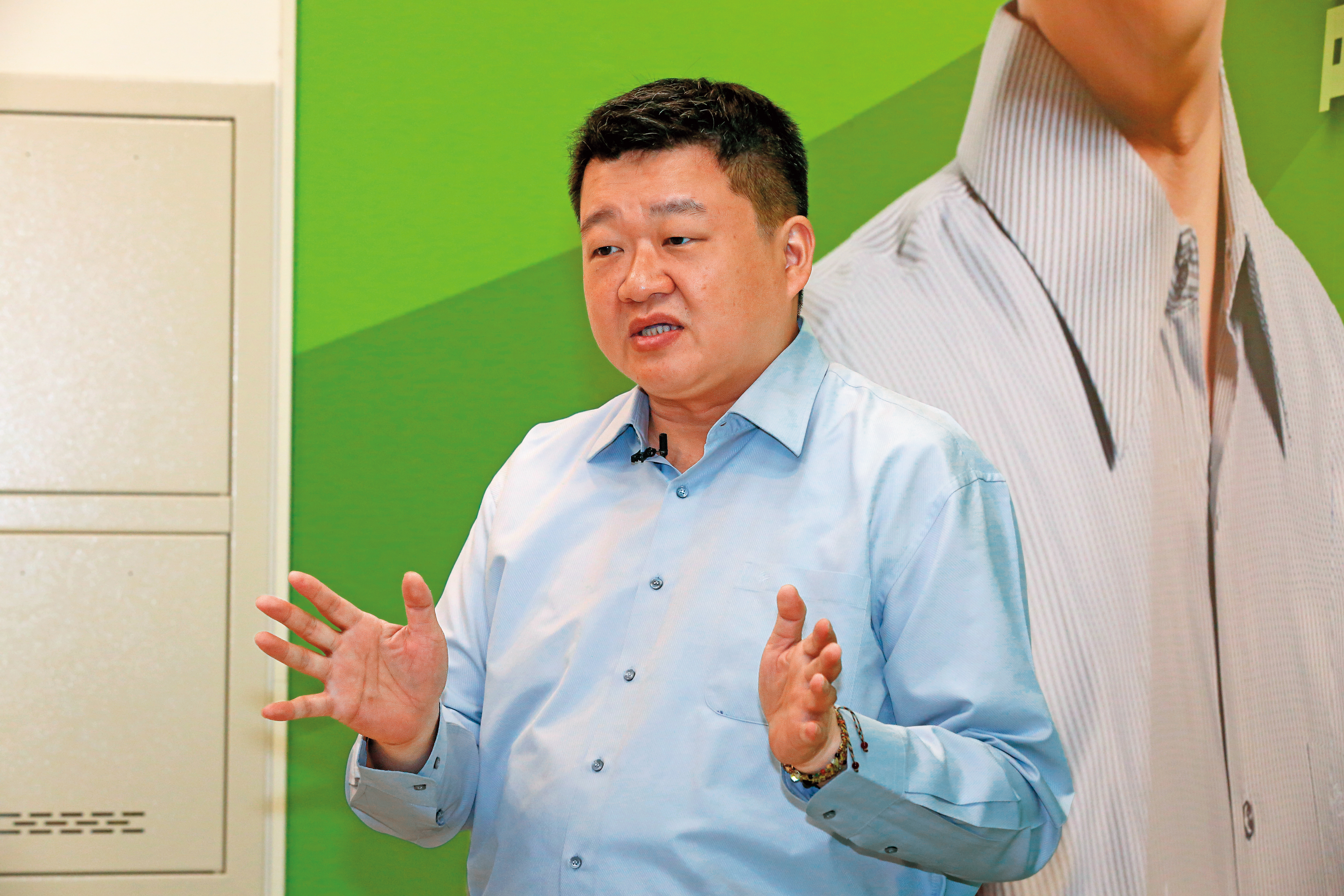 新北市議員何博文痛批政府罔顧民生需求,把當地住戶當成「二等公民」。