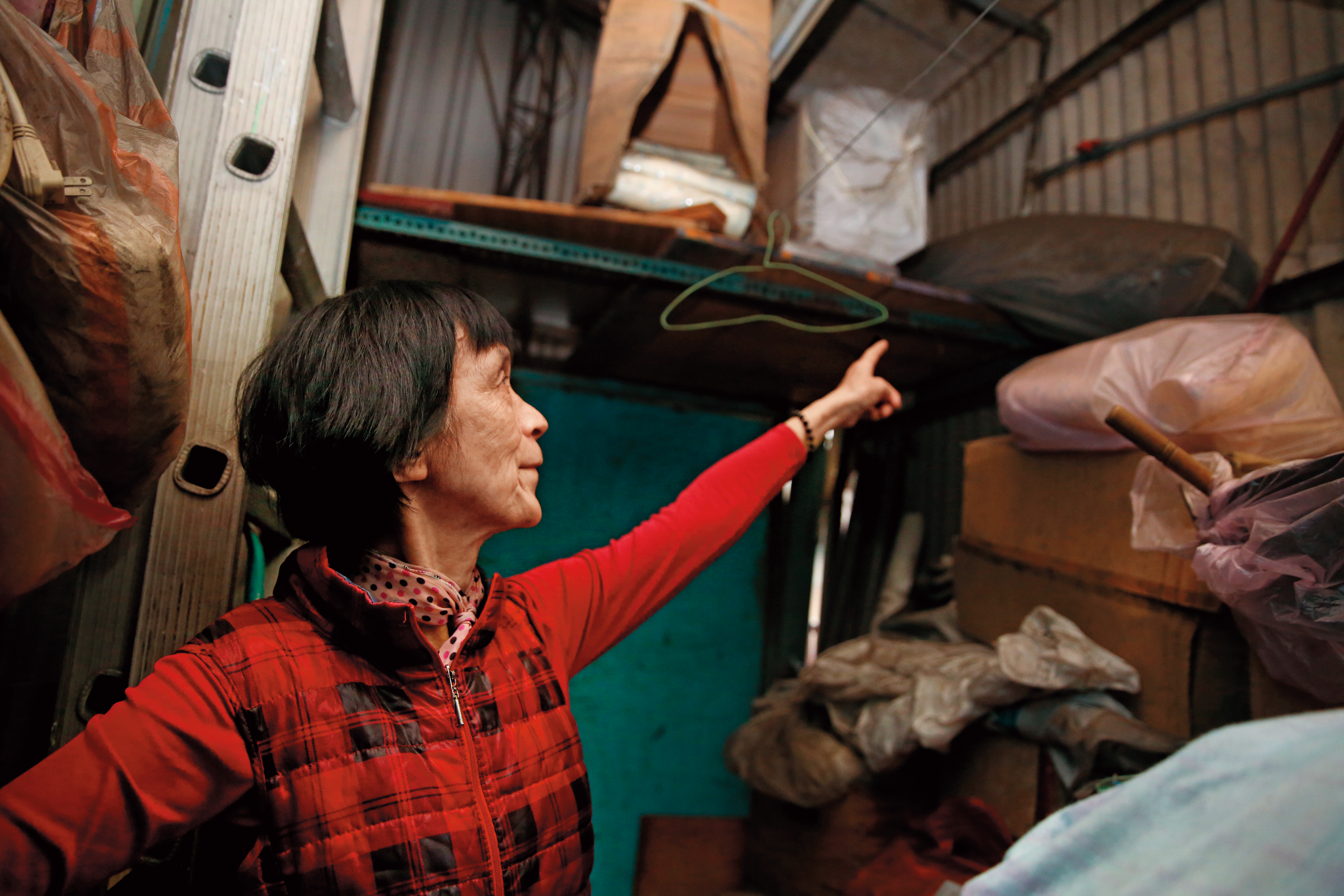 浮洲地區27年來沒有自來水，住戶只能接管線（紅圈處）向鄰居買水。