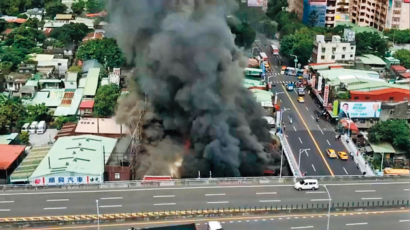 板城路大火波及10間房屋。