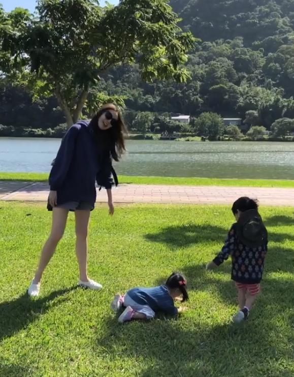 隋棠女兒Lucy奔跑時不小心跌跪地上，夫妻2人見狀沒有上前扶起，反而鼓勵女兒自己爬起。（翻攝自arhsieh IG）