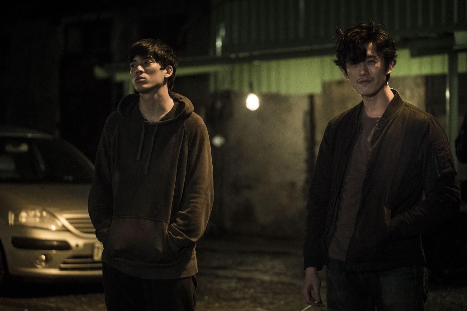 吳慷仁（右）、林哲熹主演的動作片《狂徒》，在釜山影展首映後獲美國《好萊塢報導》高度評價。（貴金影業提供）