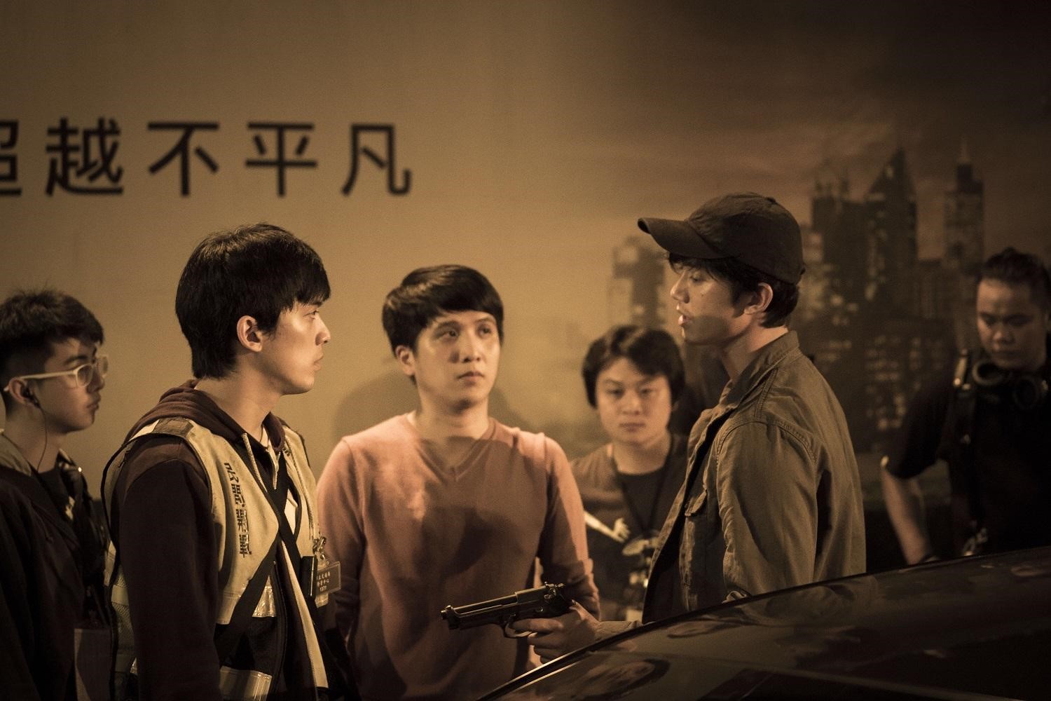 洪子烜（中）導戲時，十分在意與吳慷仁（右）、林哲熹的現場溝通。（貴金影業提供）