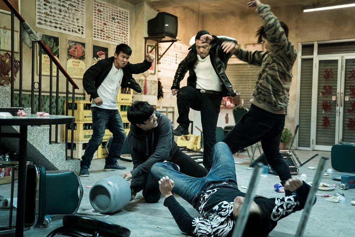 洪子烜、洪昰顥利用近4分鐘的配樂，經過與演員們綵排逾百次，才完美呈現於海產店的打群架戲。（貴金影業提供）