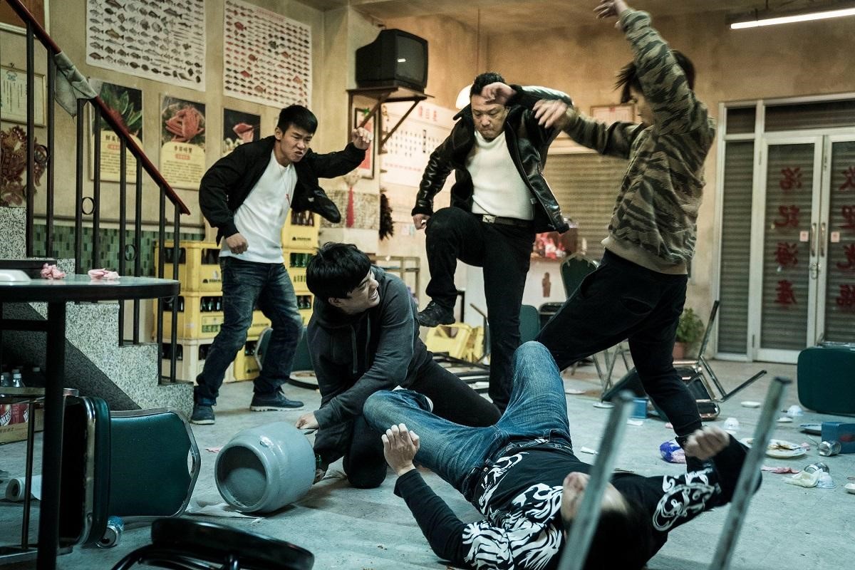 洪子烜、洪昰顥利用近4分鐘的配樂,經過與演員們綵排逾百次,才完美呈現於海產店的打群架戲。(貴金影業提供)