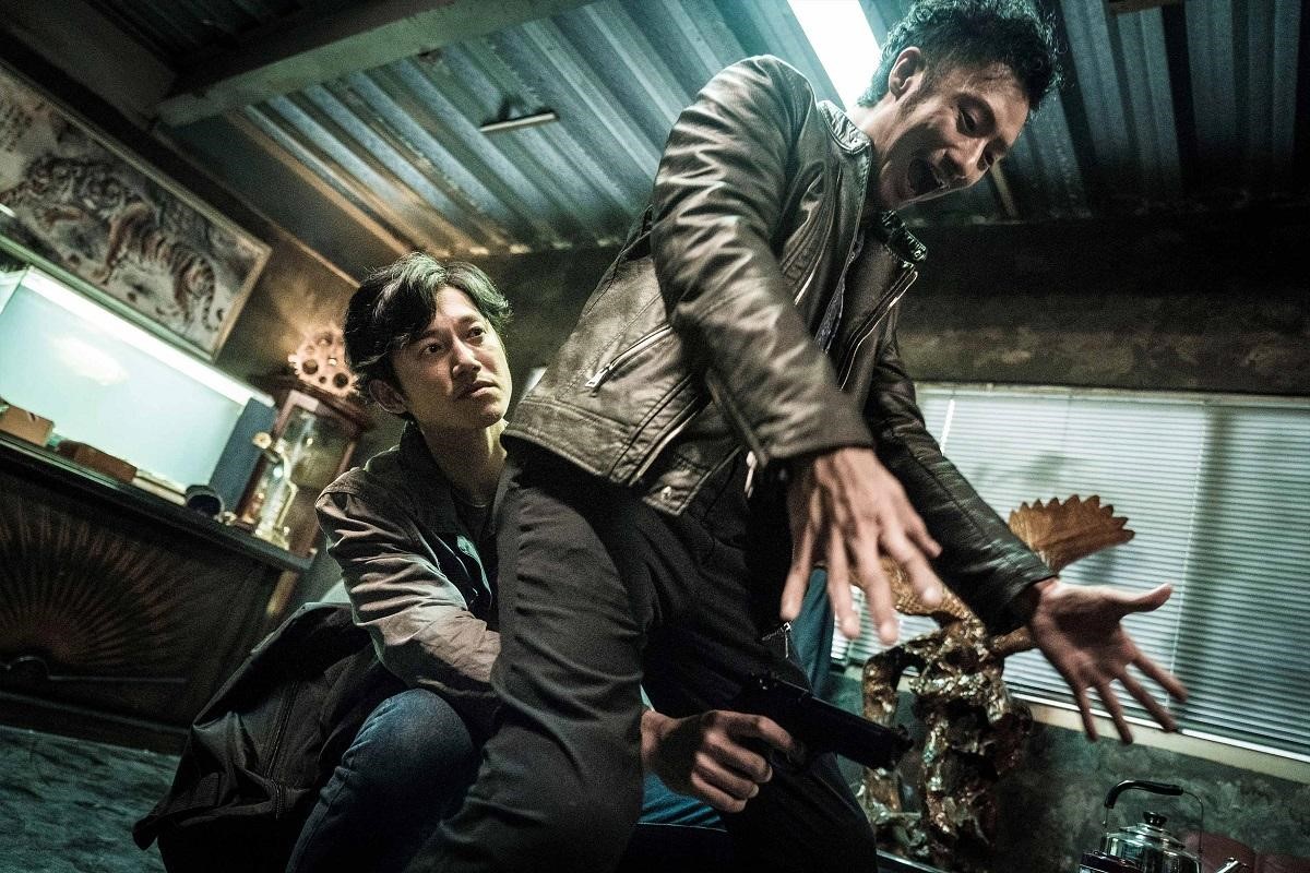 吳慷仁（左）在《狂徒》中，有多場逗趣又精彩的動作戲。（貴金提供）